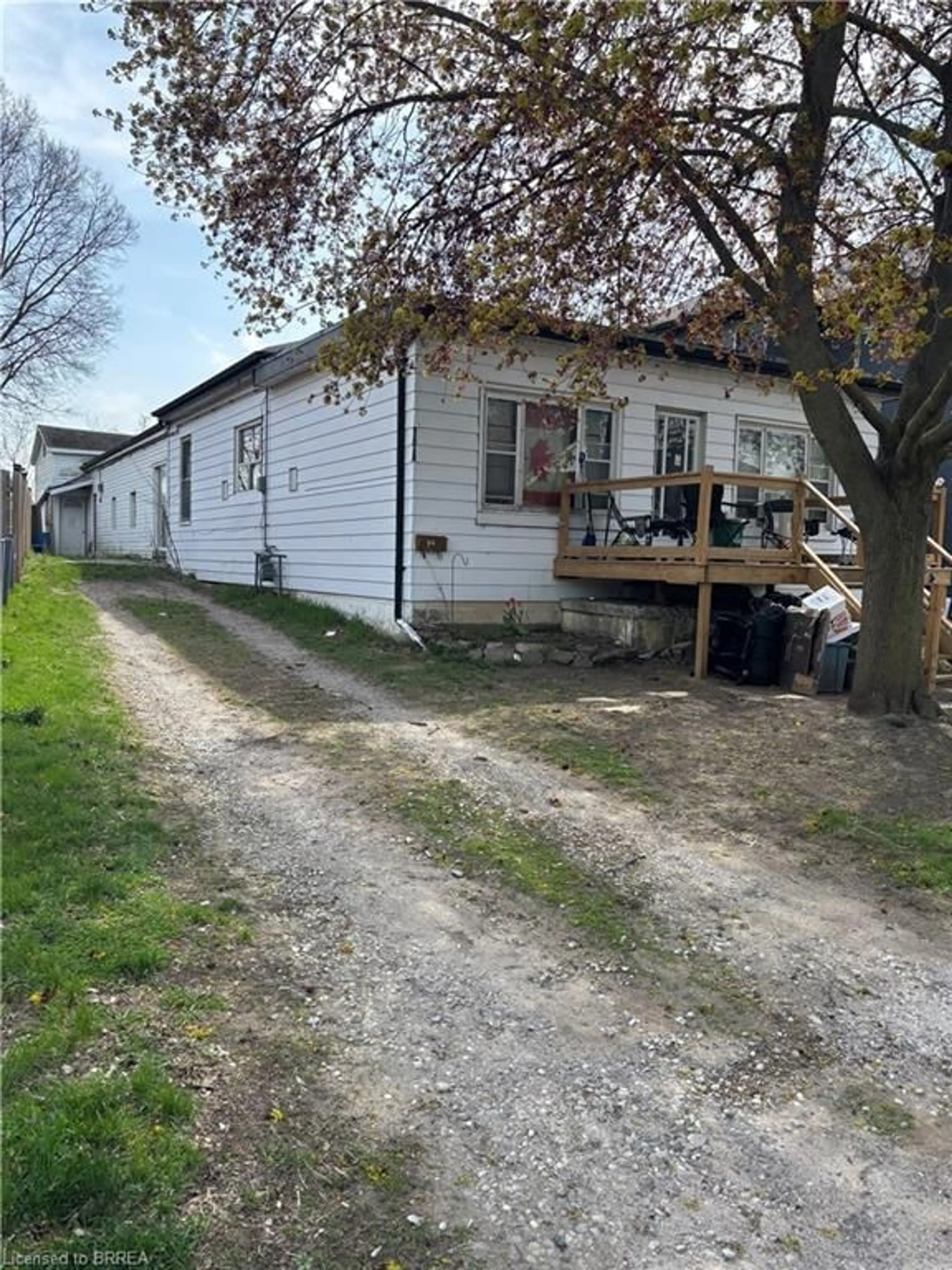 A pic from outside/outdoor area/front of a property/back of a property/a pic from drone, street for 96 Grand River Ave, Brantford Ontario N3T 4X4