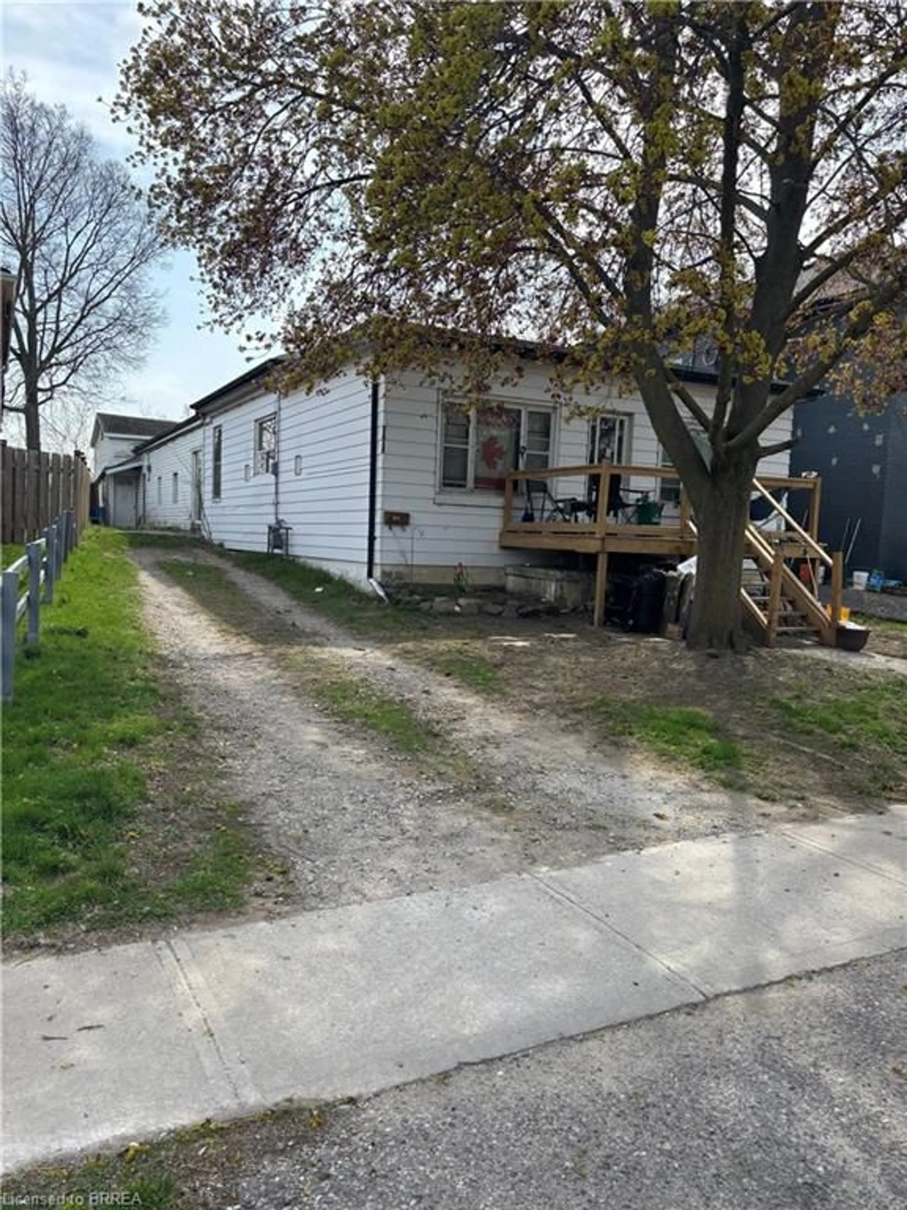 Shed for 96 Grand River Ave, Brantford Ontario N3T 4X4