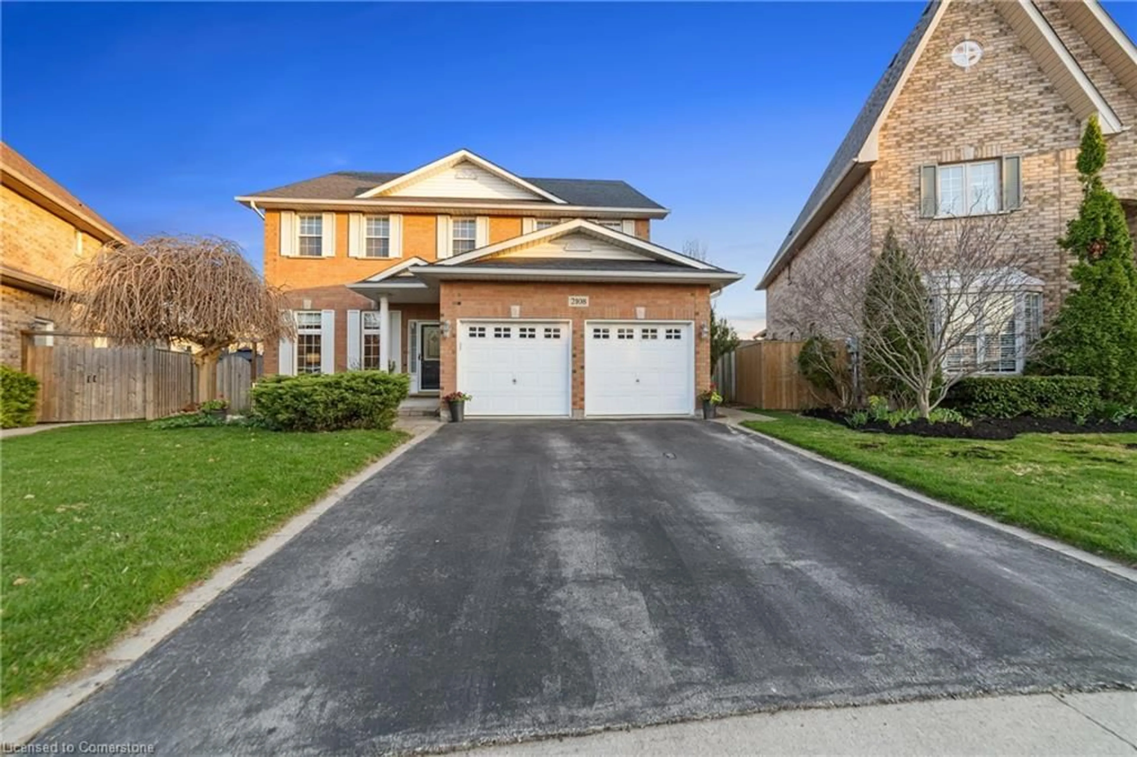 A pic from outside/outdoor area/front of a property/back of a property/a pic from drone, street for 2108 Dalecroft Cres, Burlington Ontario L7M 4B3