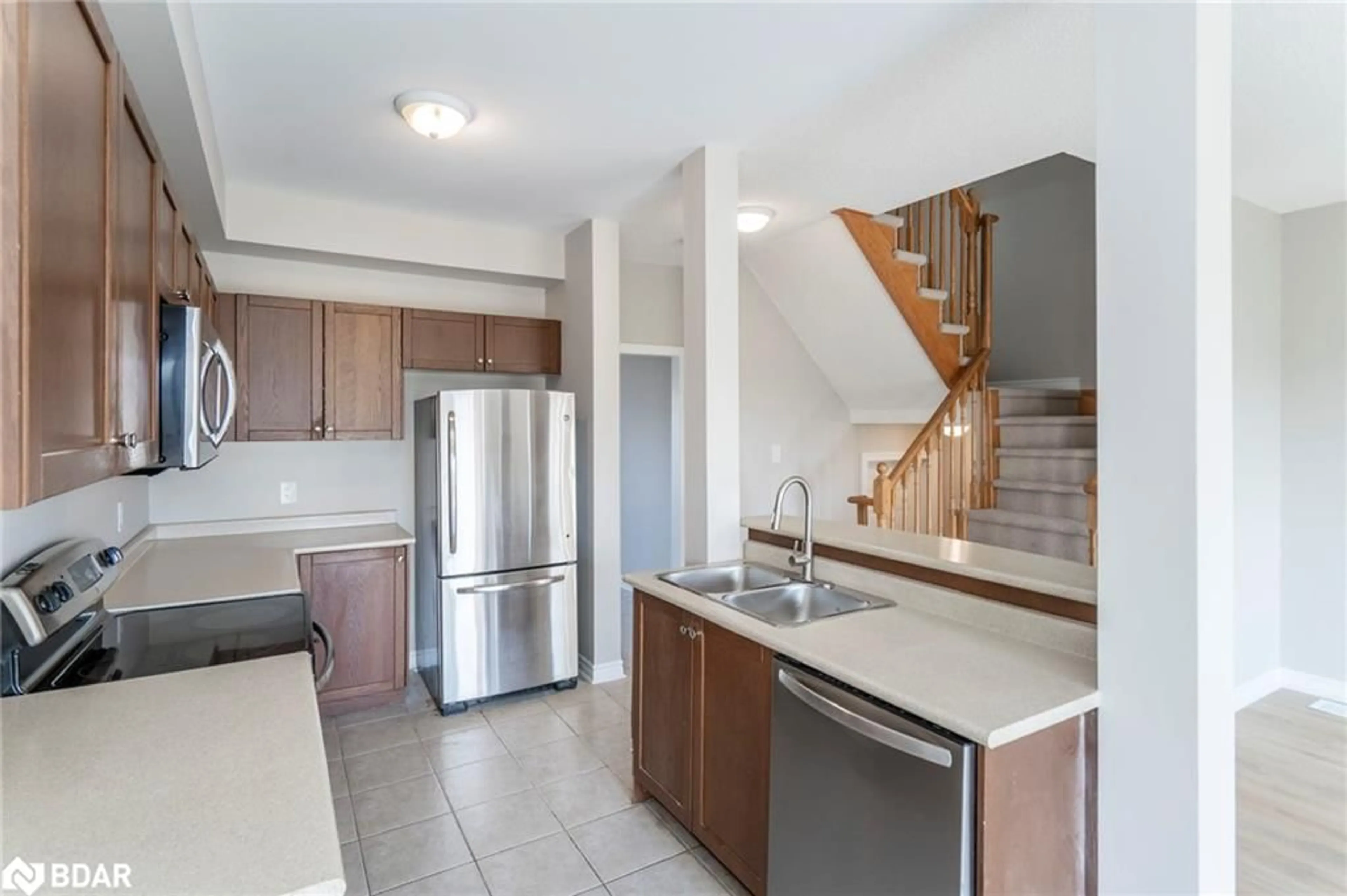 Open concept kitchen, ceramic/tile floor for 22 Arch Brown Crt, Barrie Ontario L4M 0C6