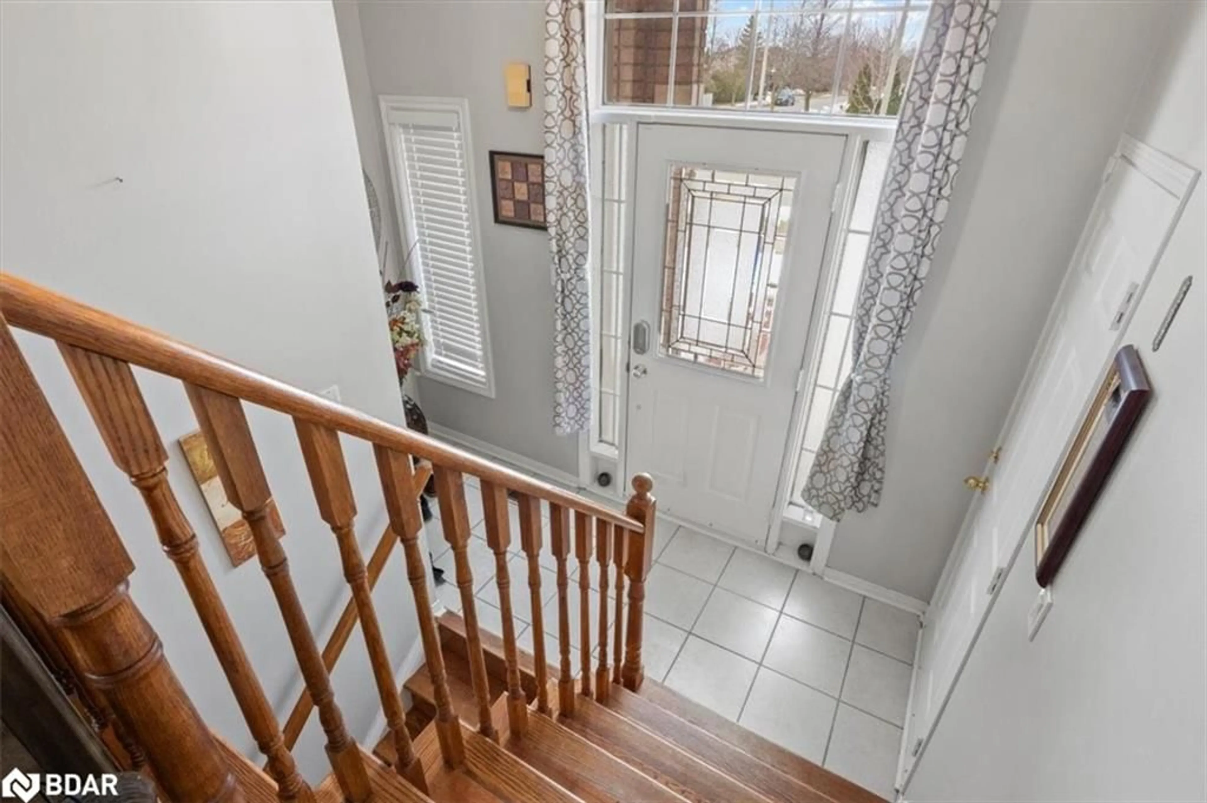 Indoor entryway for 16 Goodwin Ave, Bowmanville Ontario L1C 4Z4