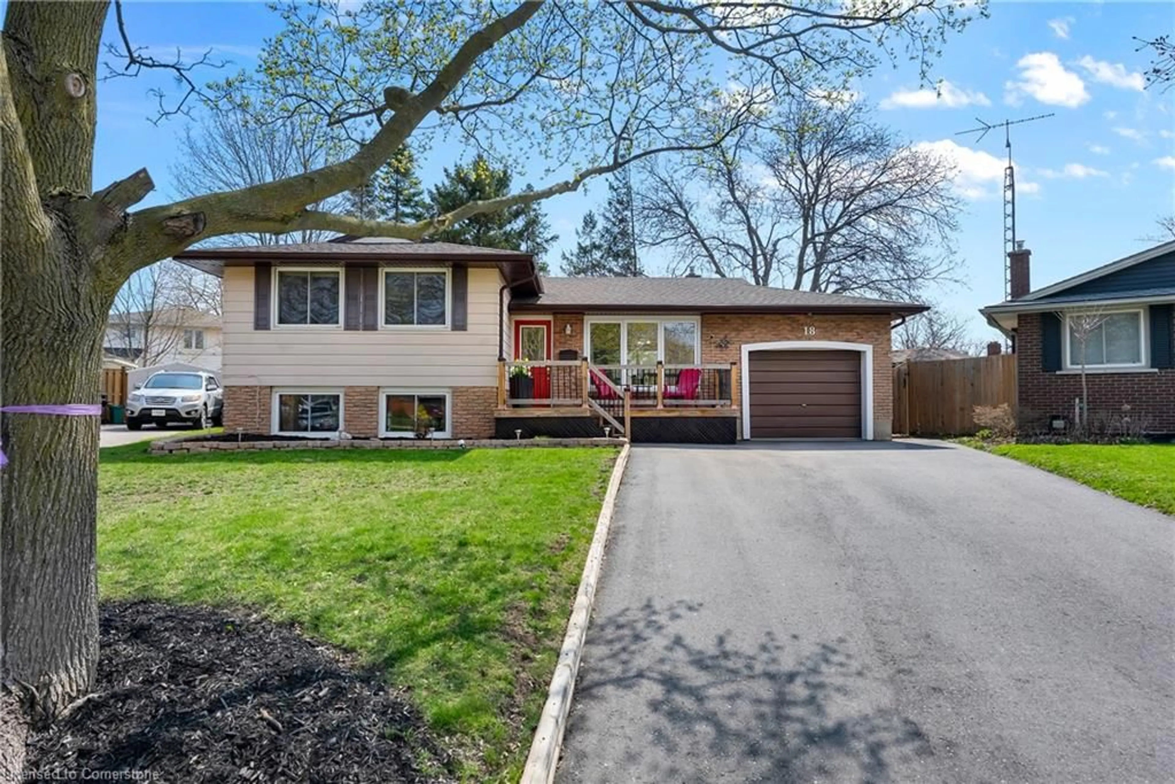 Home with vinyl exterior material, street for 18 Fitzroy Lane, St. Catharines Ontario L2M 6N7