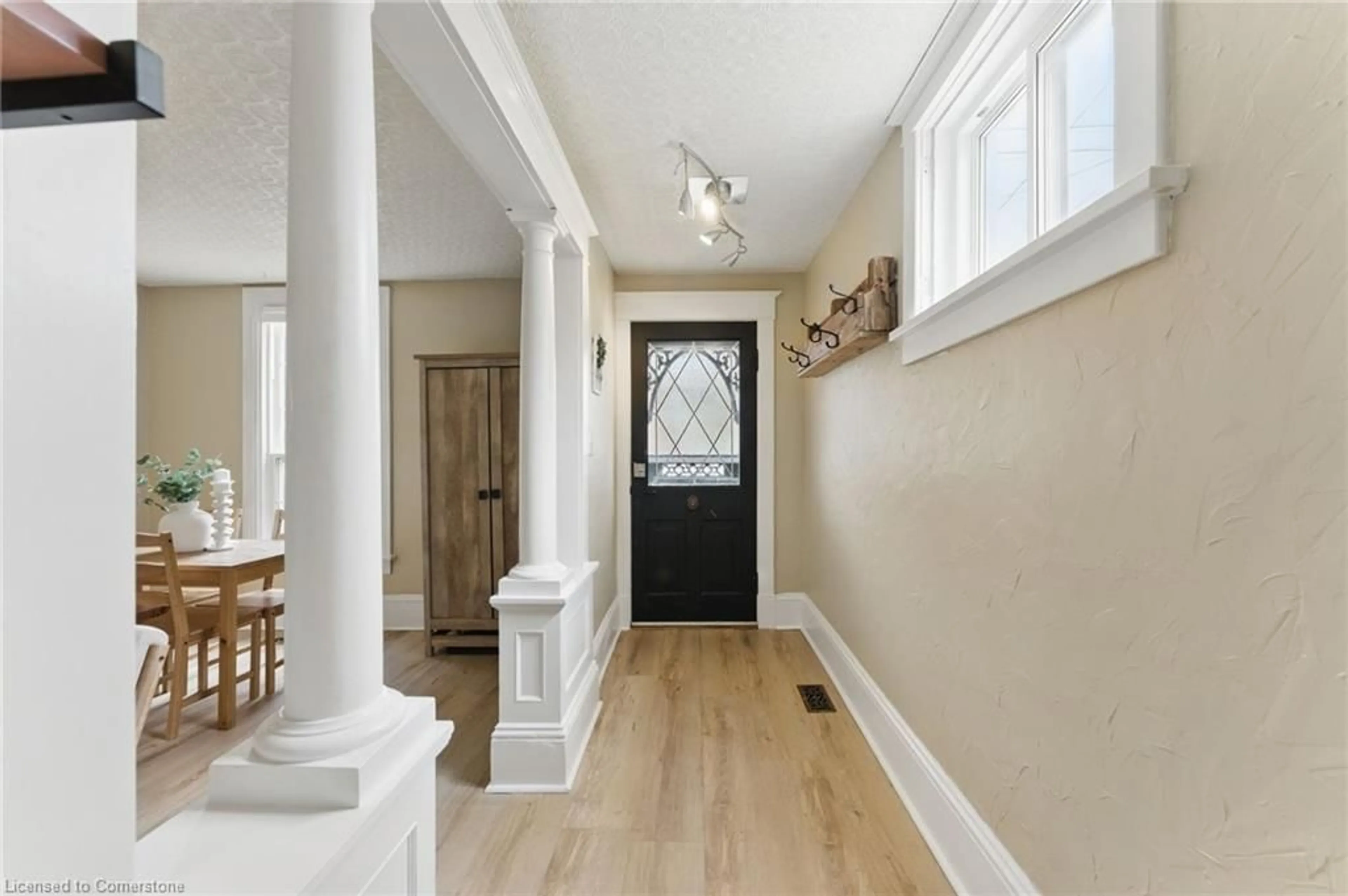 Indoor entryway for 116 Wellington St, Cambridge Ontario N1R 3Y9