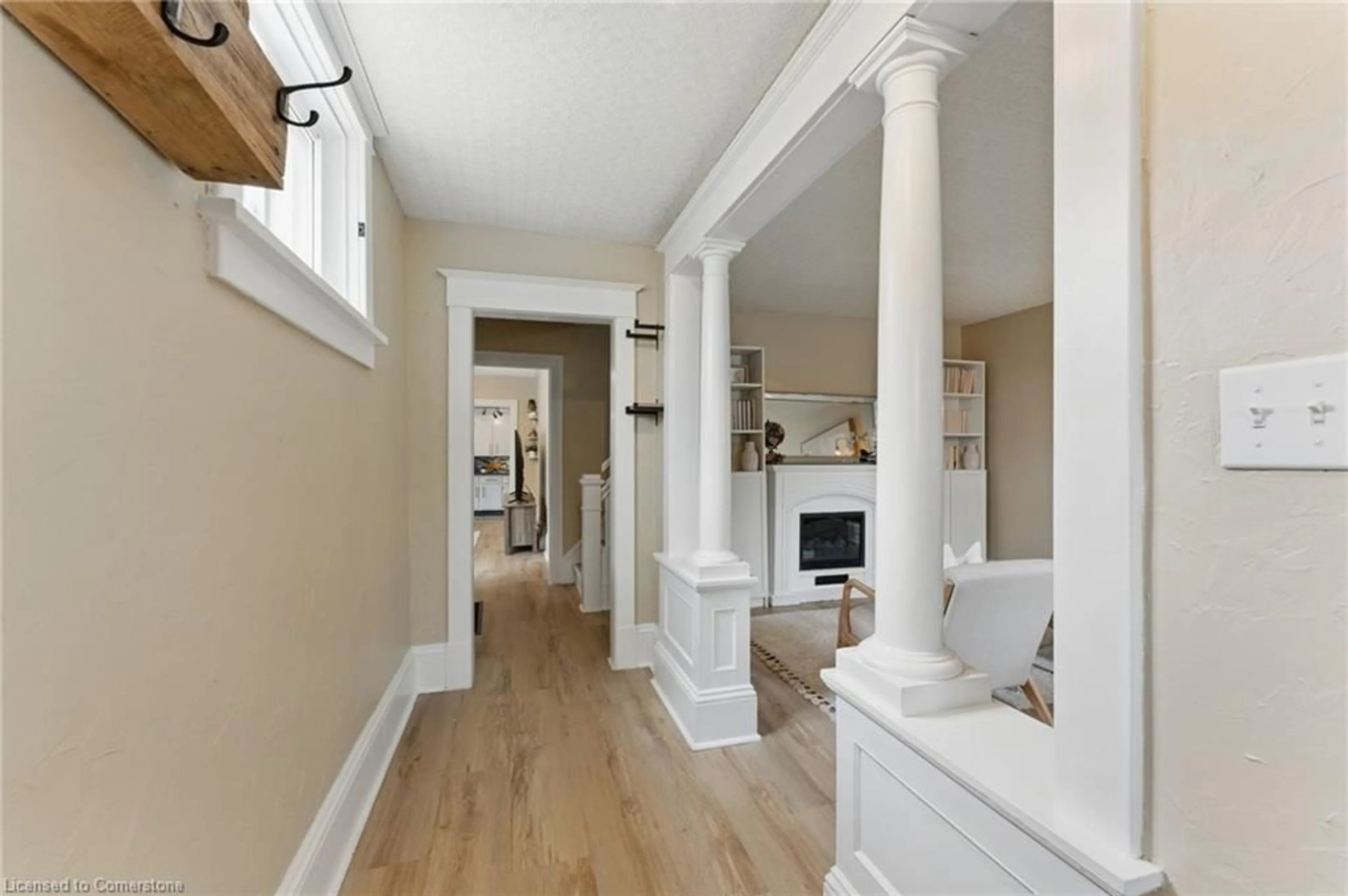 Indoor entryway for 116 Wellington St, Cambridge Ontario N1R 3Y9