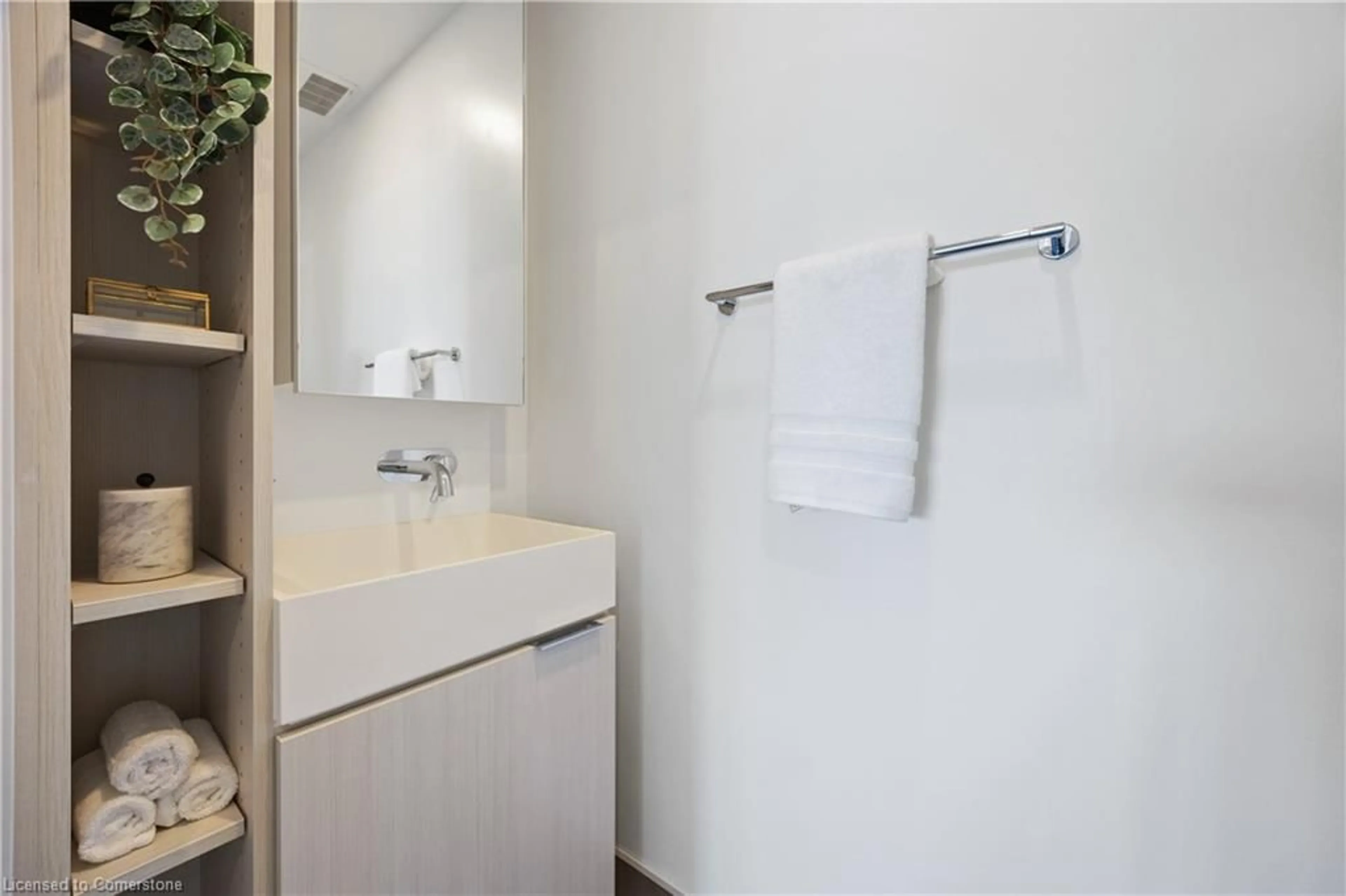 Standard bathroom, ceramic/tile floor for 370 Martha St #1211, Burlington Ontario L7R 2P7
