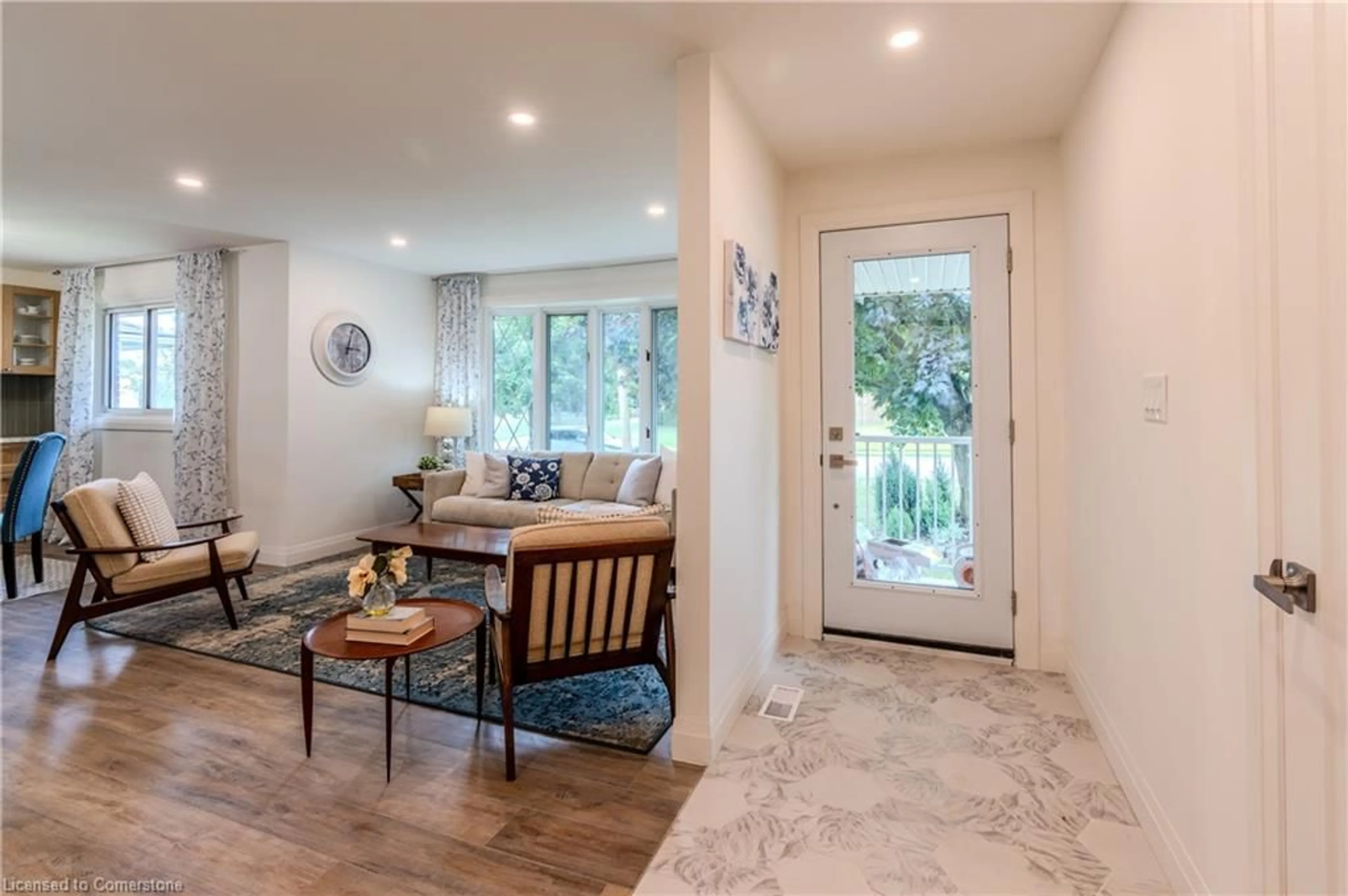 Indoor entryway for 17 Woodsview Ave, Grimsby Ontario L3M 3S5