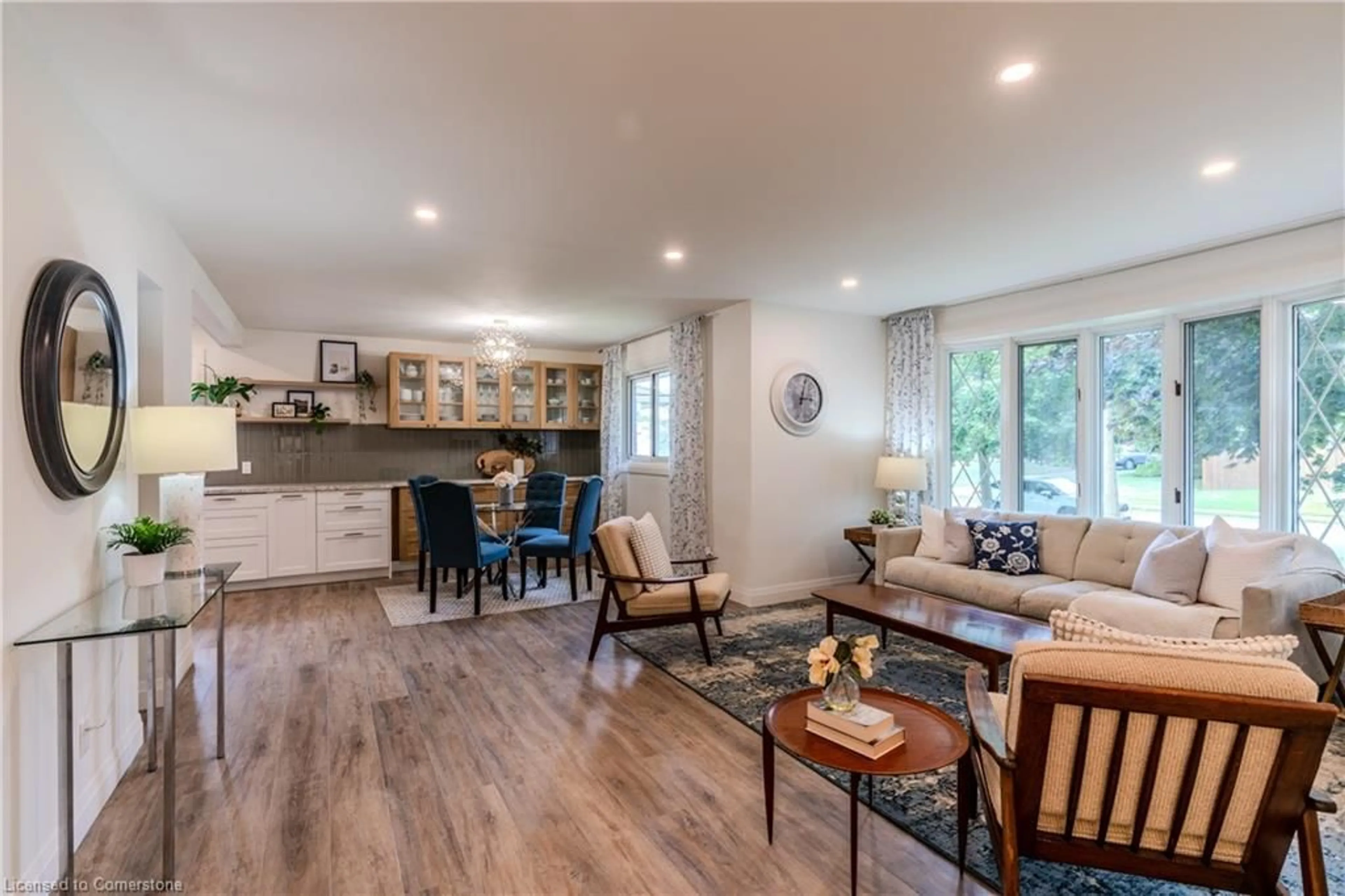 Living room with furniture, wood/laminate floor for 17 Woodsview Ave, Grimsby Ontario L3M 3S5