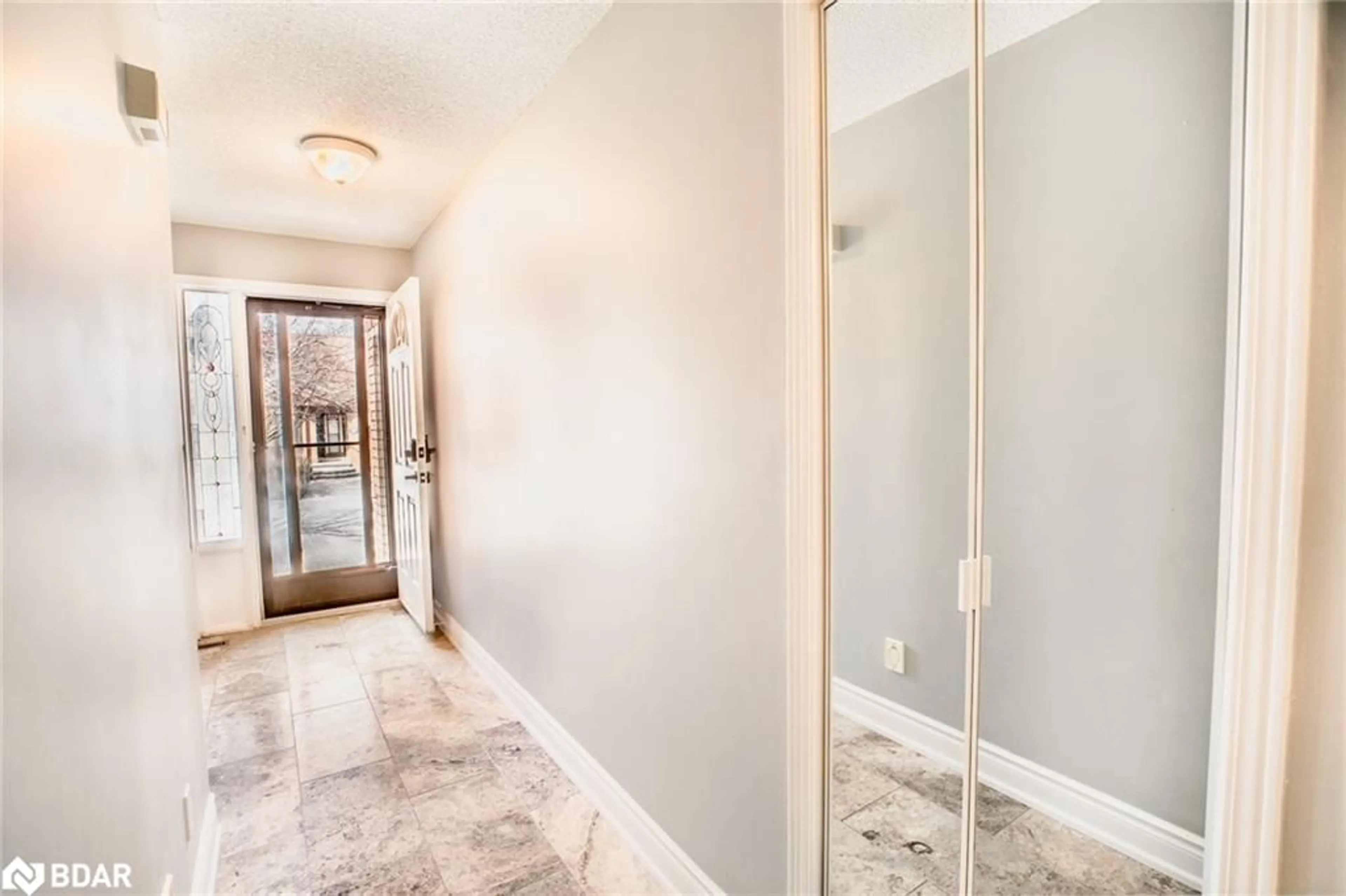Indoor entryway for 130 Green Briar Rd #17, Alliston Ontario L9R 1S2