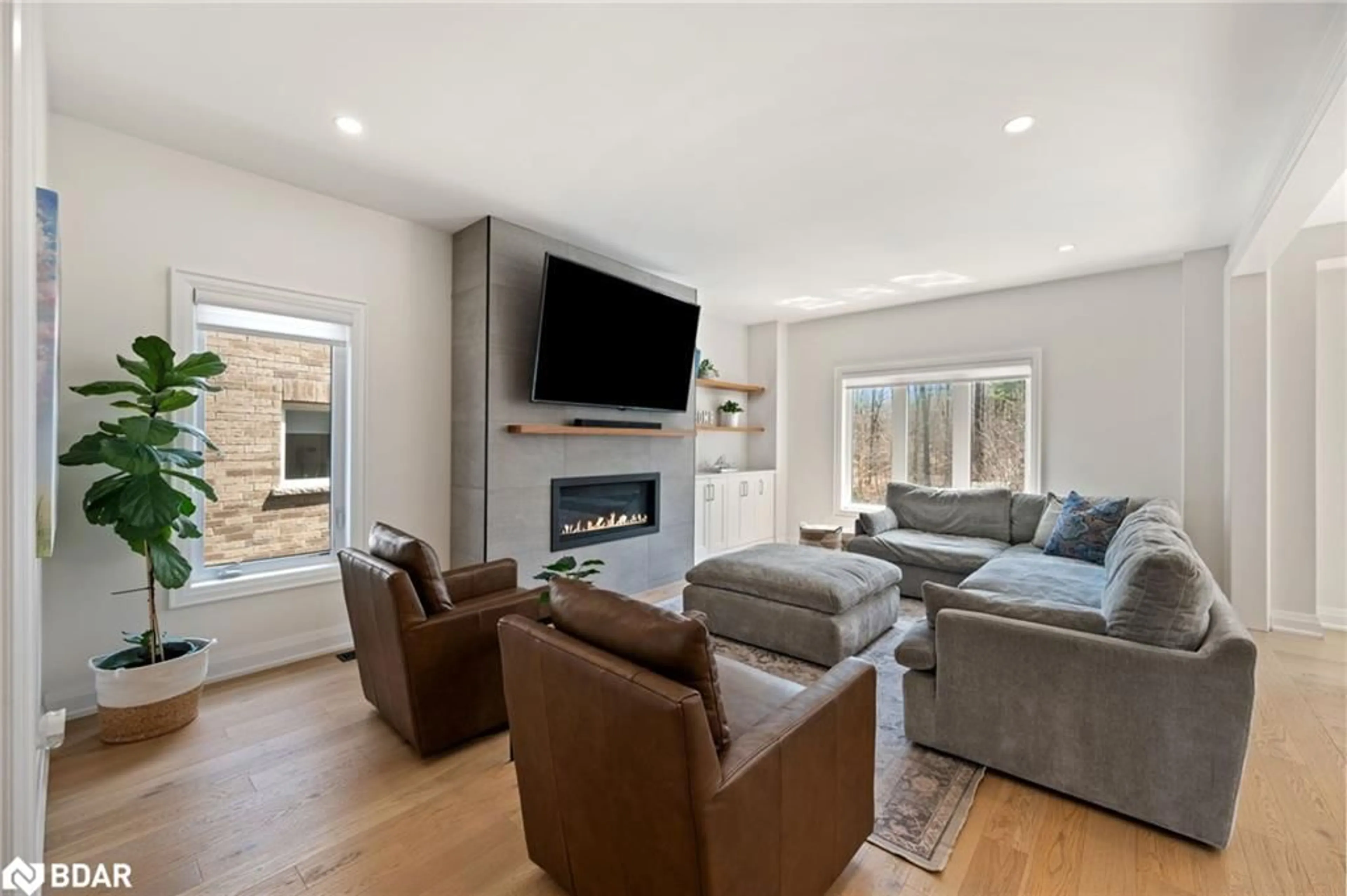 Living room with furniture, unknown for 61 Muirfield Drive Dr, Barrie Ontario L4N 6J9