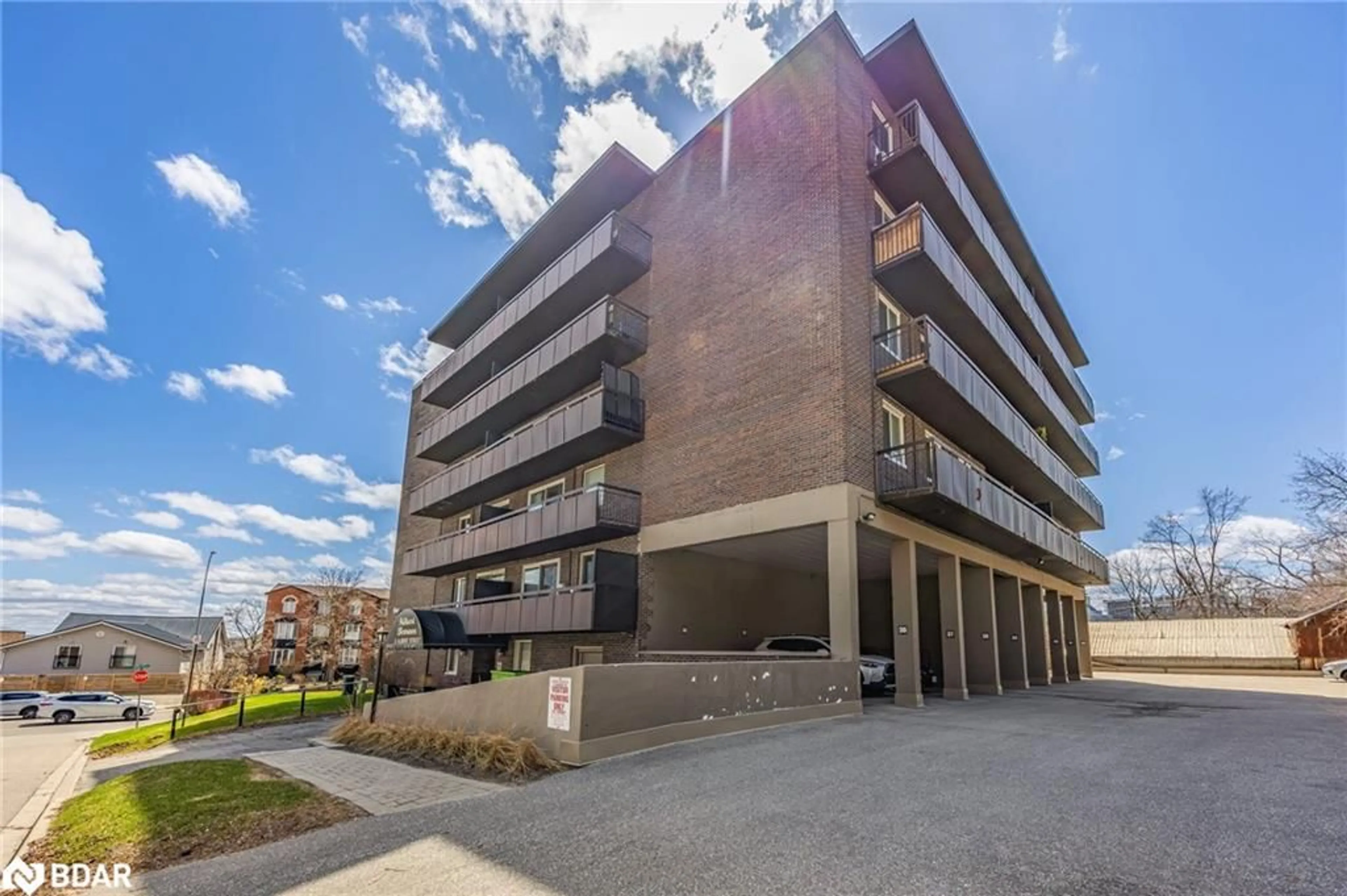 Unknown for 2 Albert St #32, Barrie Ontario L4M 3S4