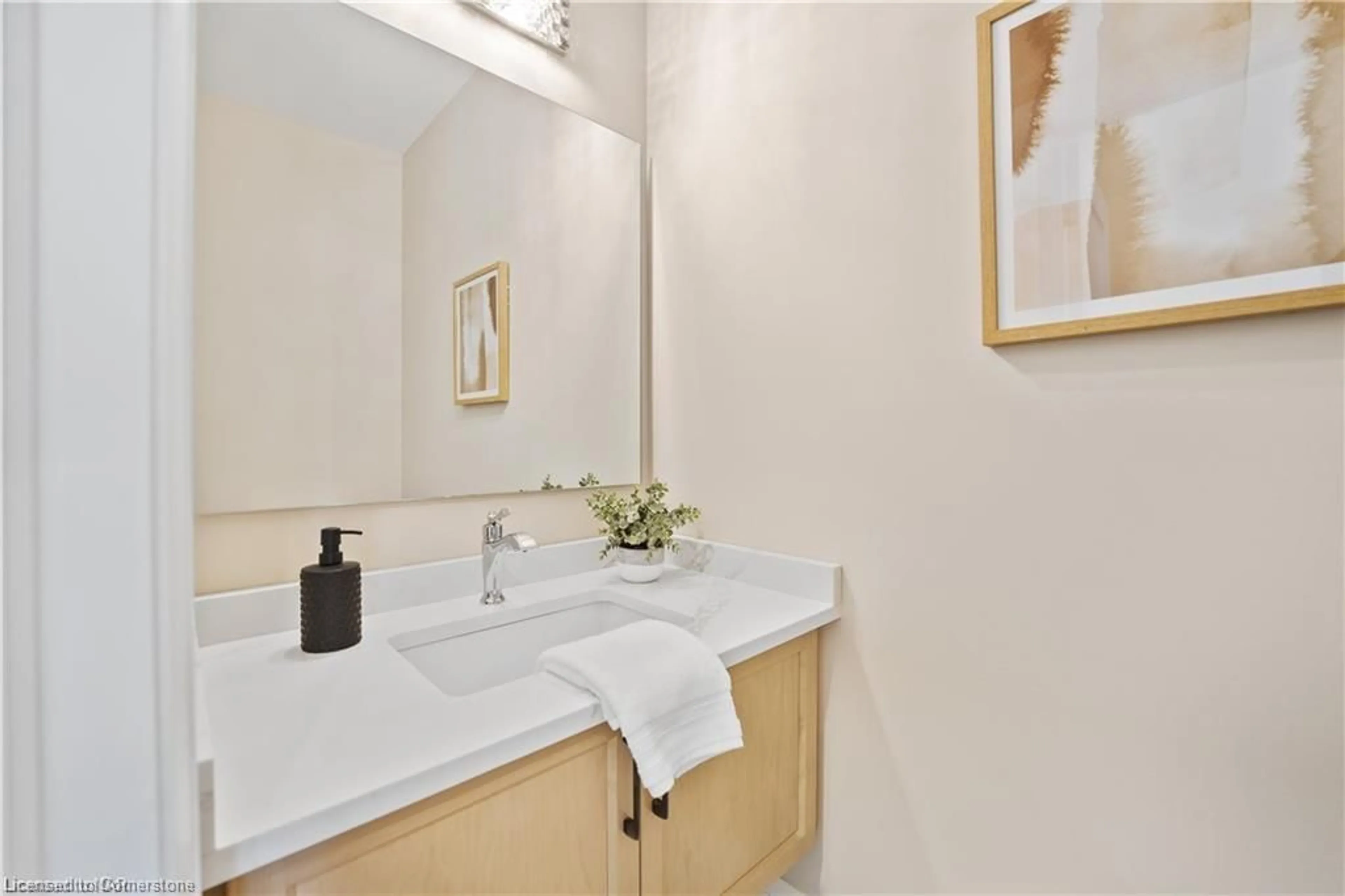 Standard bathroom, ceramic/tile floor for 6140 Curlin Cres, Niagara Falls Ontario L2H 1H4