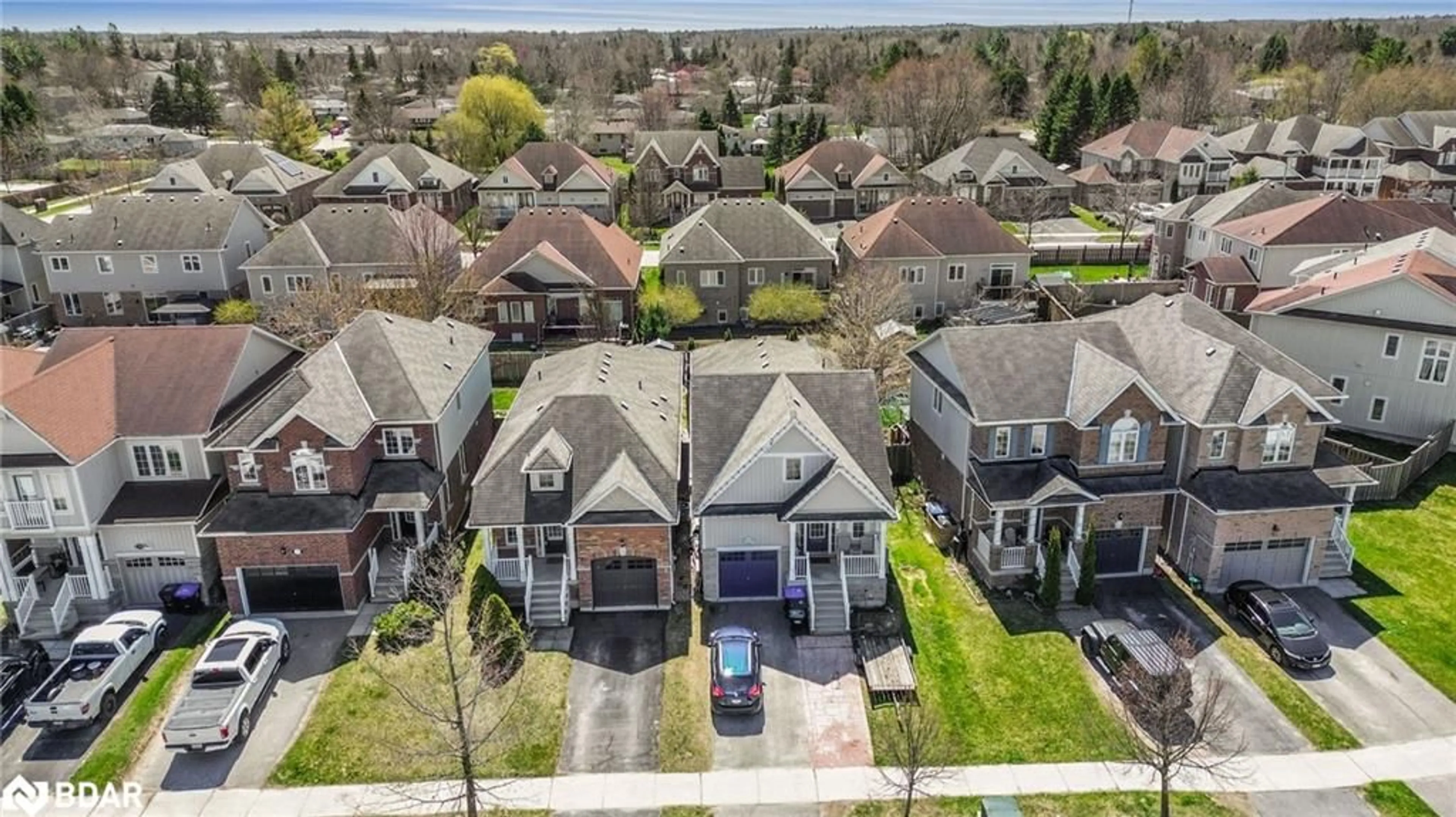 A pic from outside/outdoor area/front of a property/back of a property/a pic from drone, street for 35 Legion Way, Angus Ontario L3W 0M7
