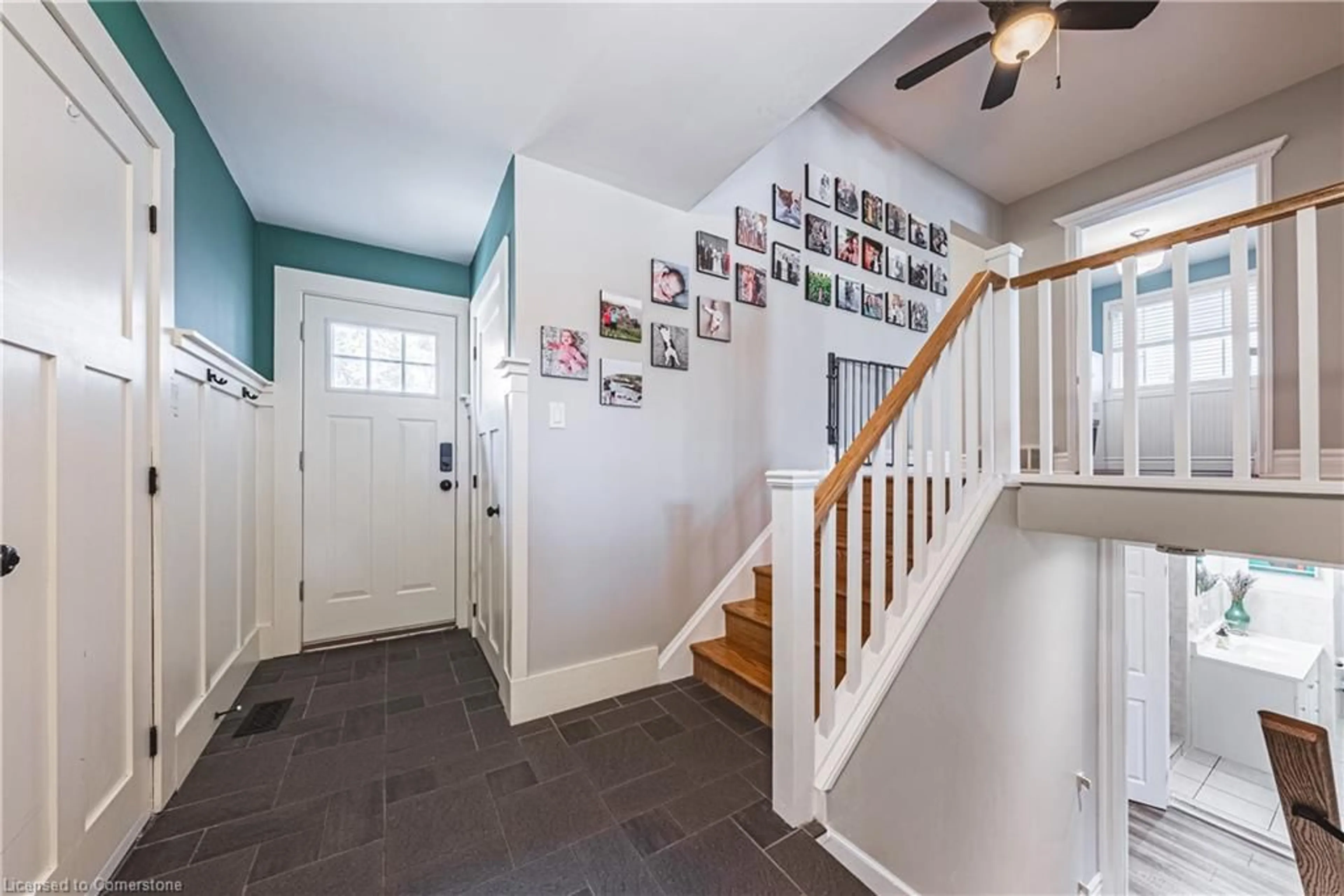 Indoor entryway for 2 Lindsay Crt, Stoney Creek Ontario L8G 2Y8