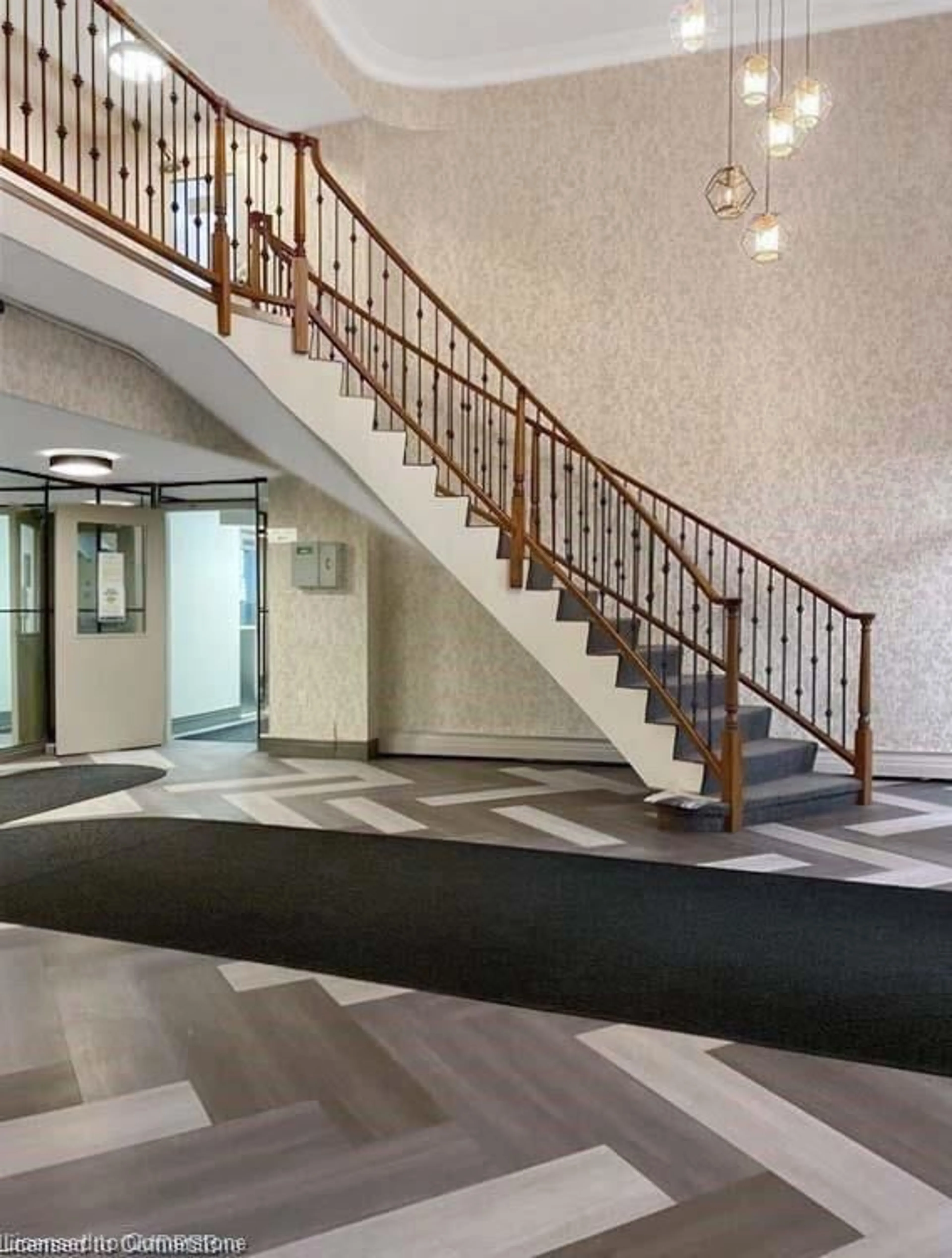 Indoor foyer for 359 Geneva St #810, St. Catharines Ontario L2N 2G5