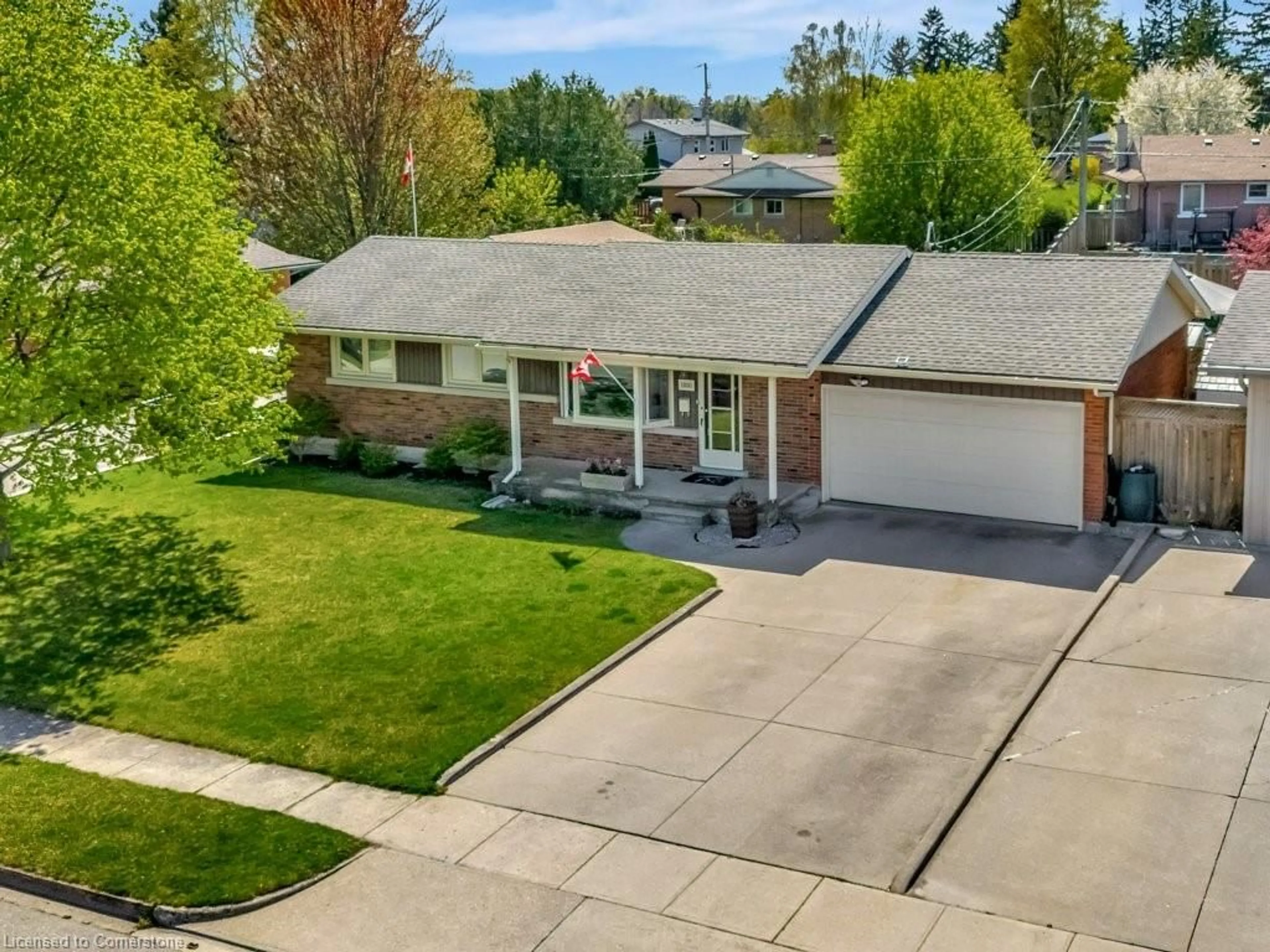 A pic from outside/outdoor area/front of a property/back of a property/a pic from drone, street for 1800 Holley Cres, Cambridge Ontario N3H 2S5