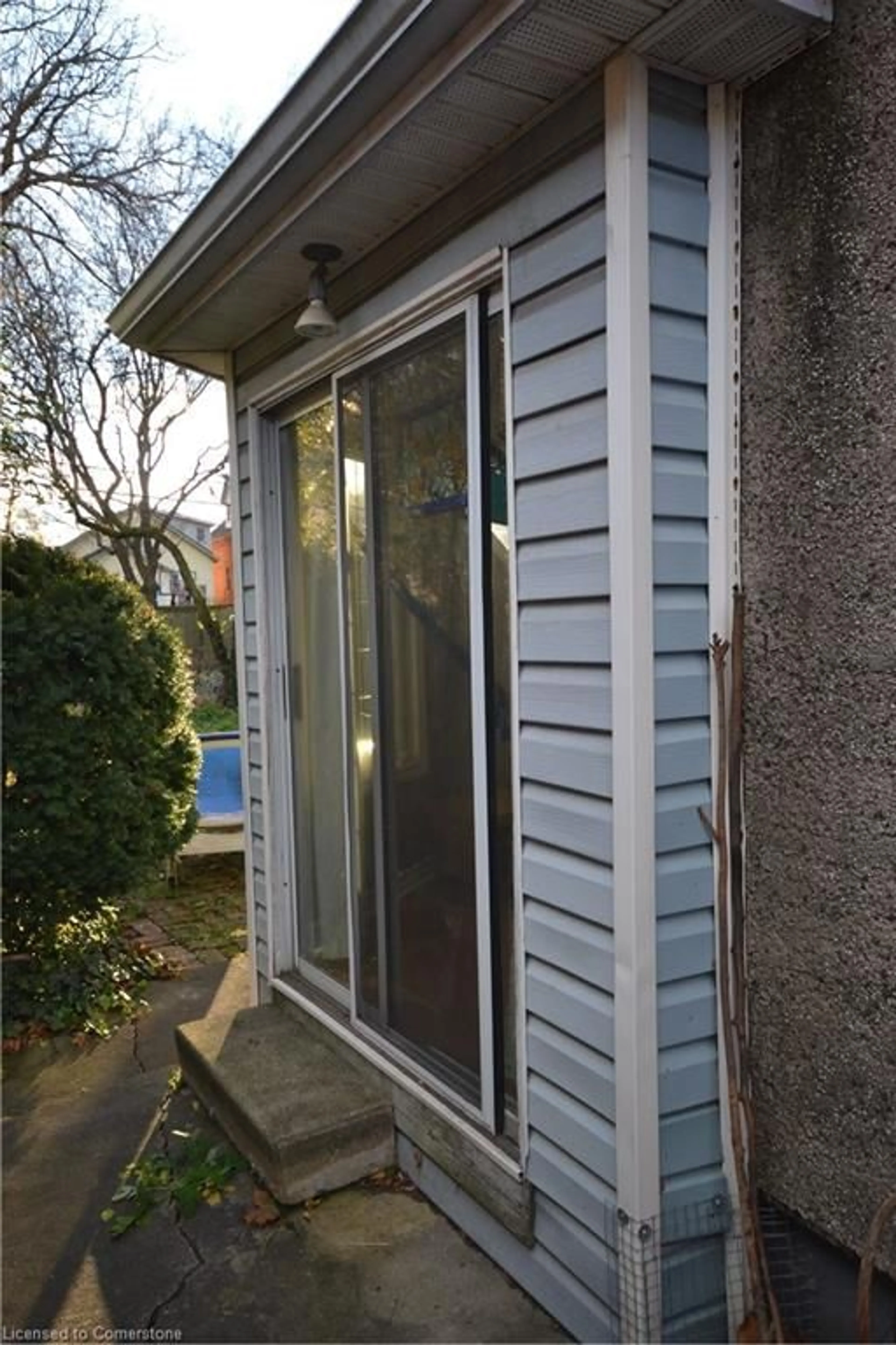 Home with vinyl exterior material, street for 25 Chatham St, Hamilton Ontario L8P 2B3