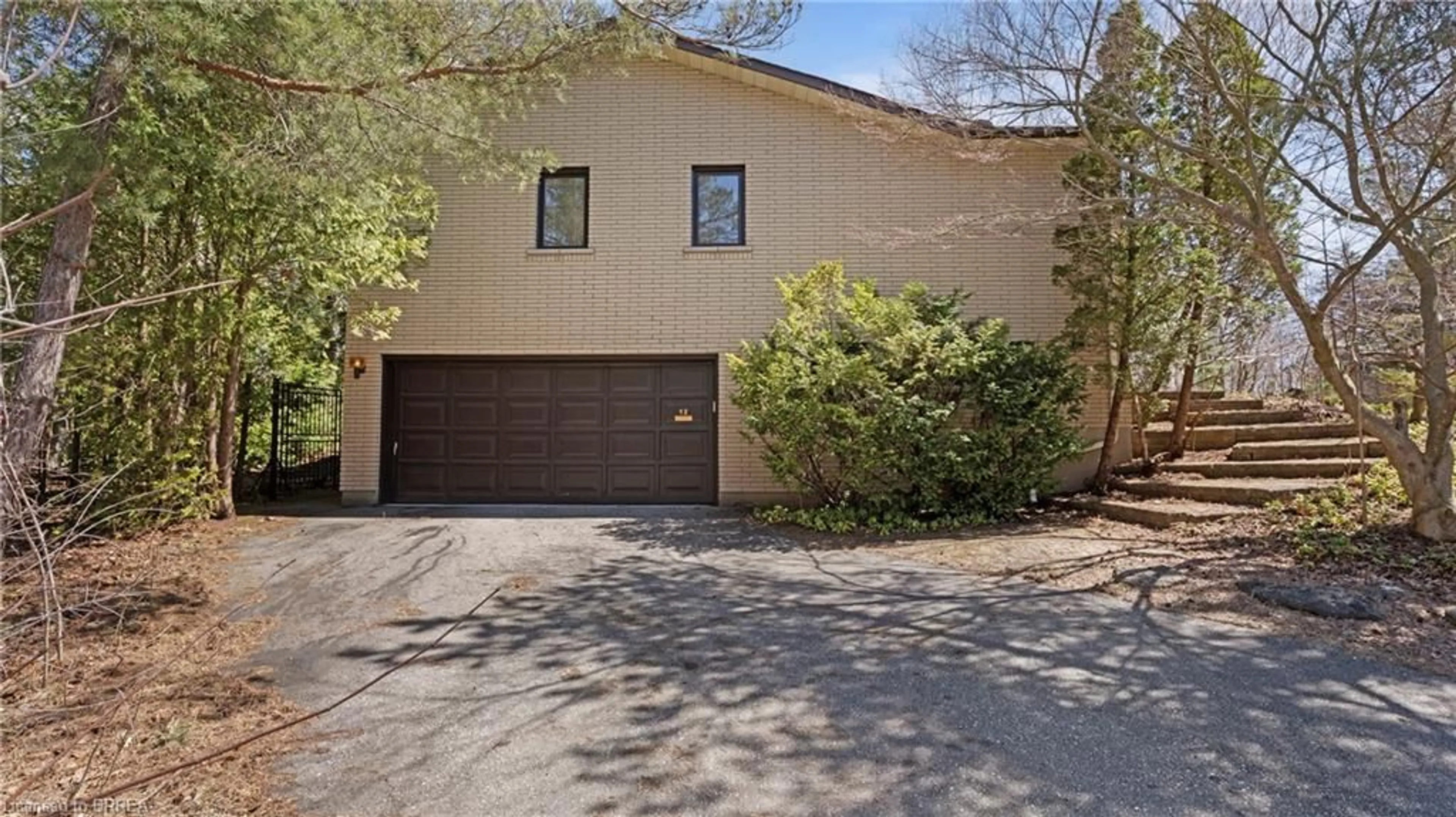 Indoor garage for 12 Ridgewood Pl, Cambridge Ontario N1S 4B4