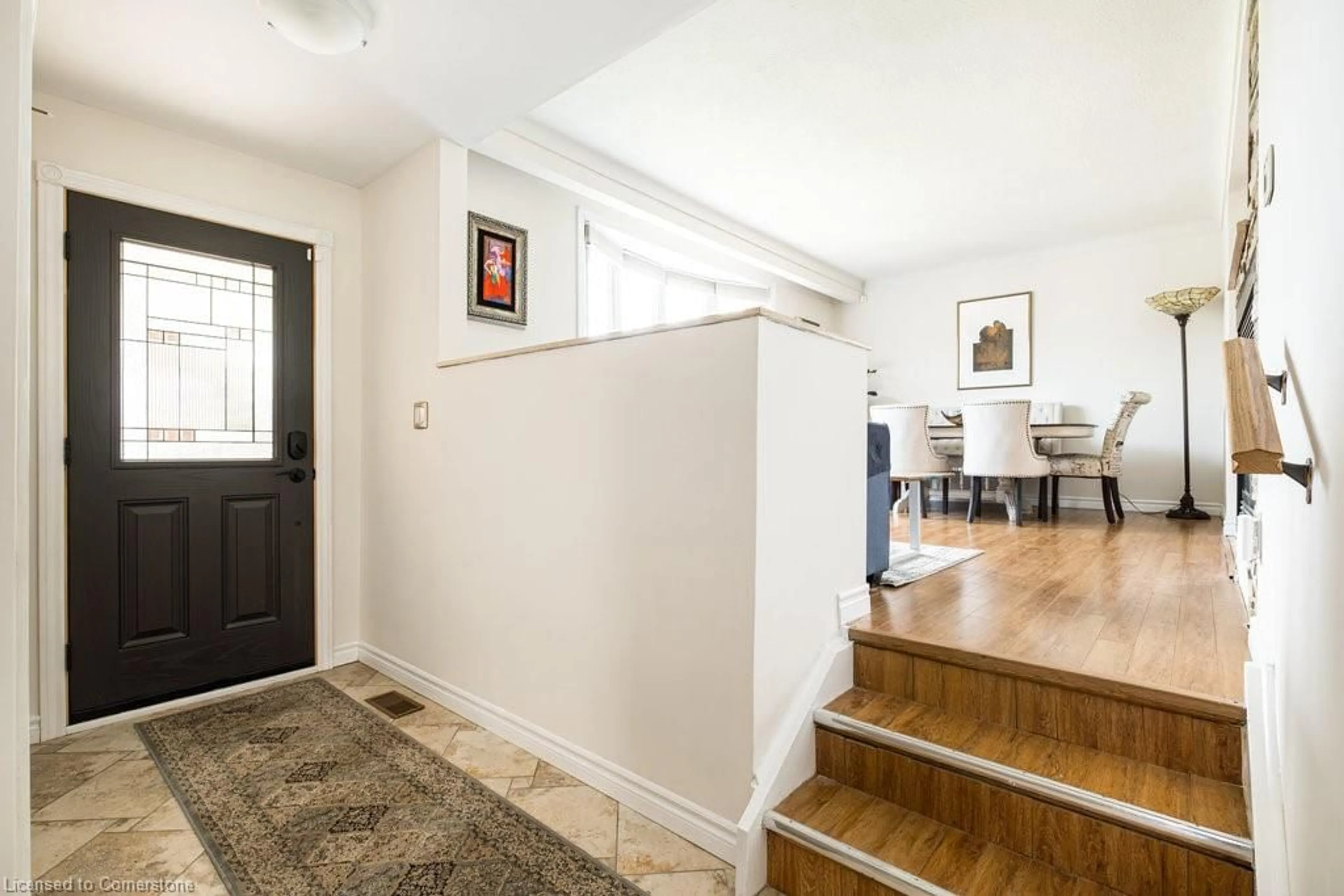 Indoor entryway for 122 Rolling Acres Dr, Welland Ontario L3C 3N7