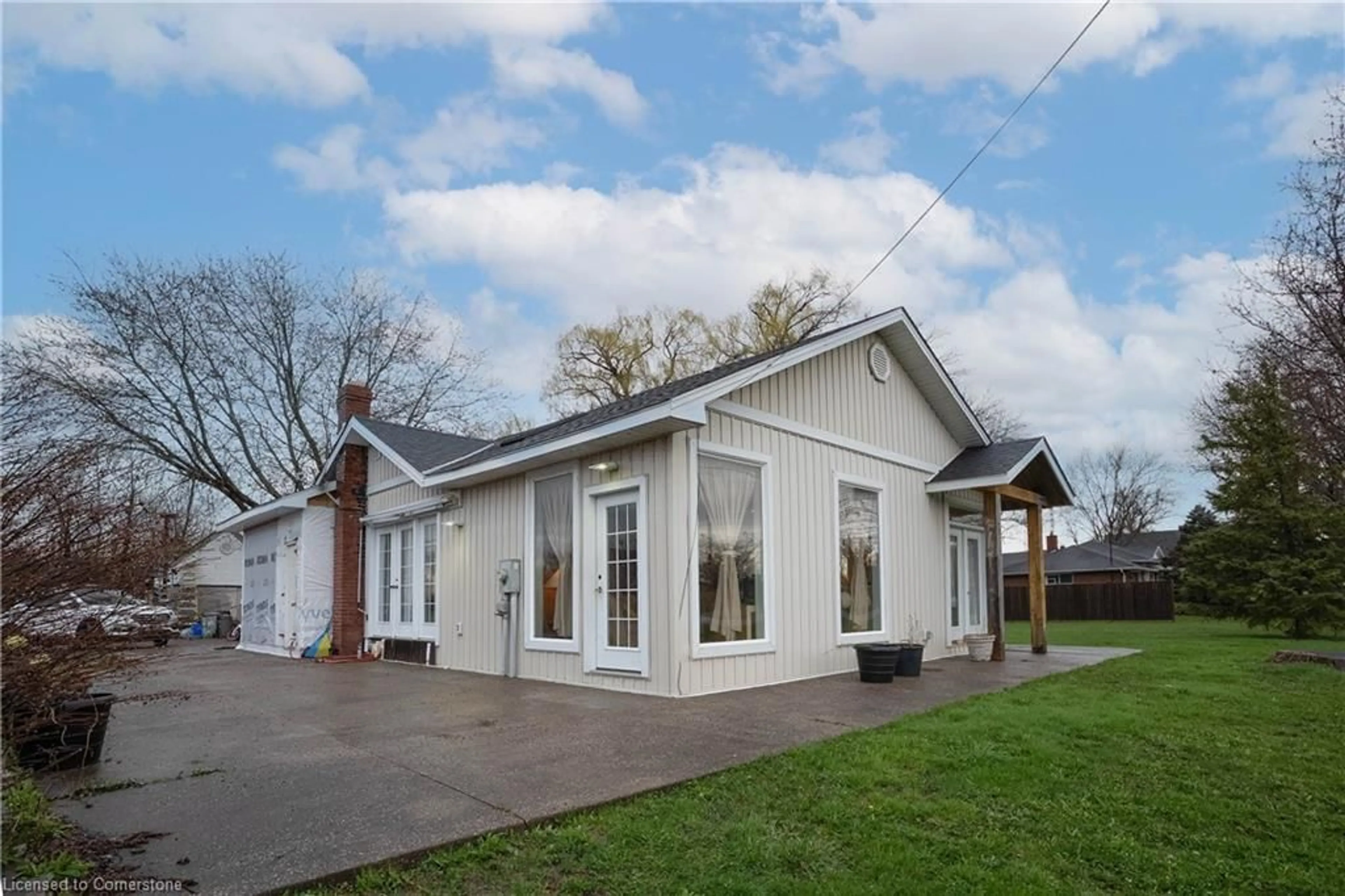Home with vinyl exterior material, building for 1093 Sunset Dr, Fort Erie Ontario L2A 5M4