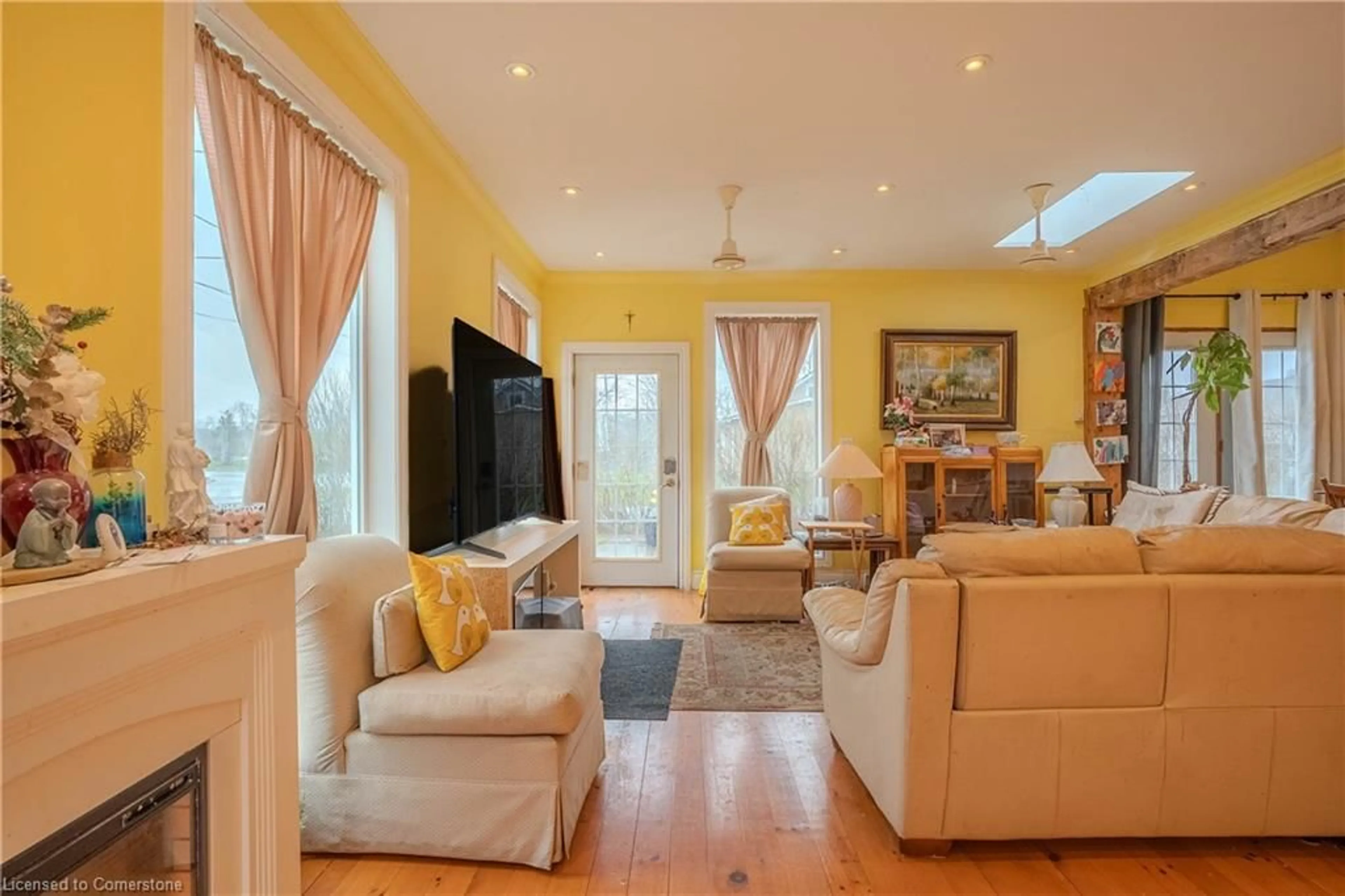 Living room with furniture, unknown for 1093 Sunset Dr, Fort Erie Ontario L2A 5M4