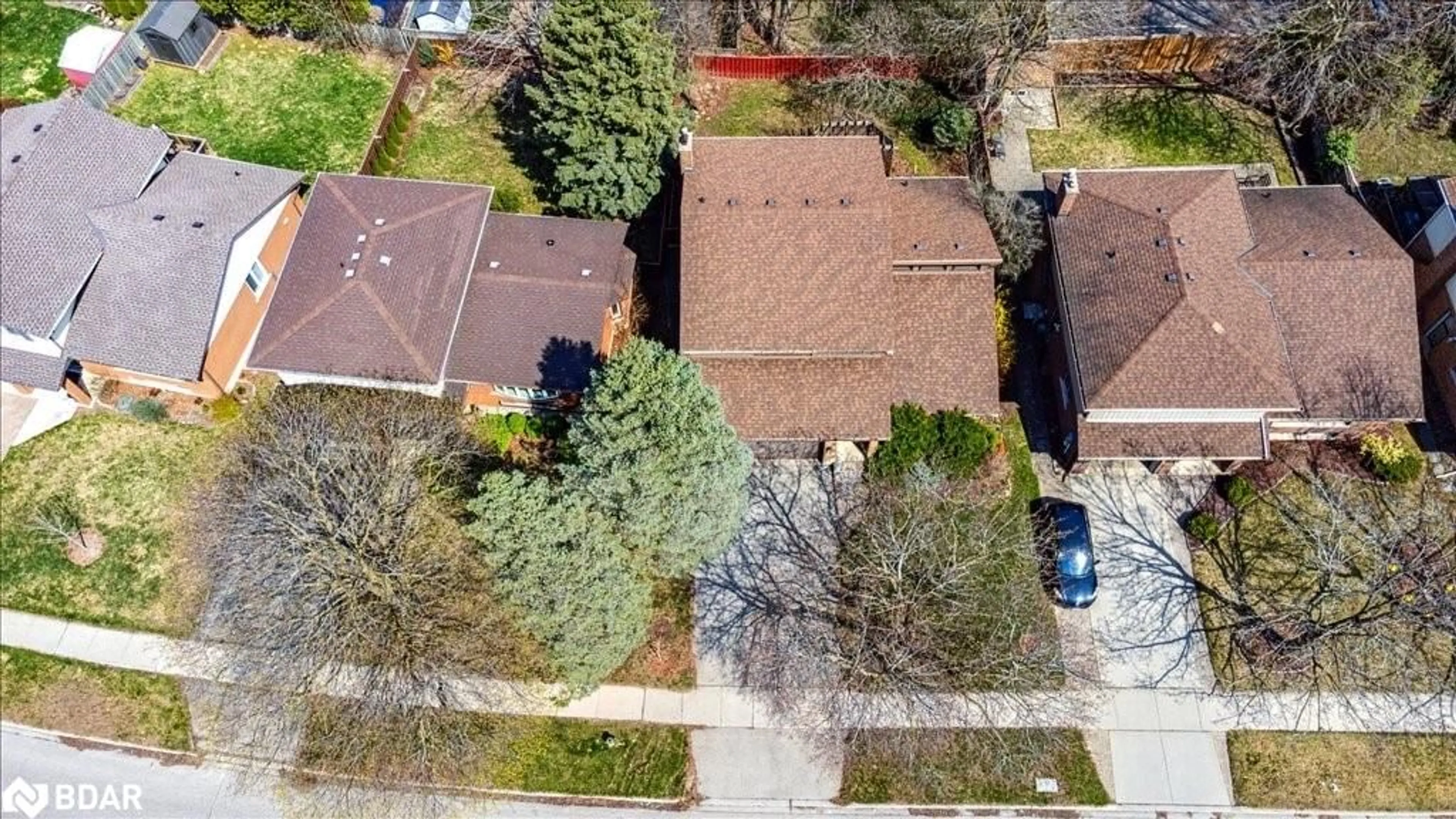 A pic from outside/outdoor area/front of a property/back of a property/a pic from drone, street for 208 Ironwood Rd, Guelph Ontario N1G 3K3
