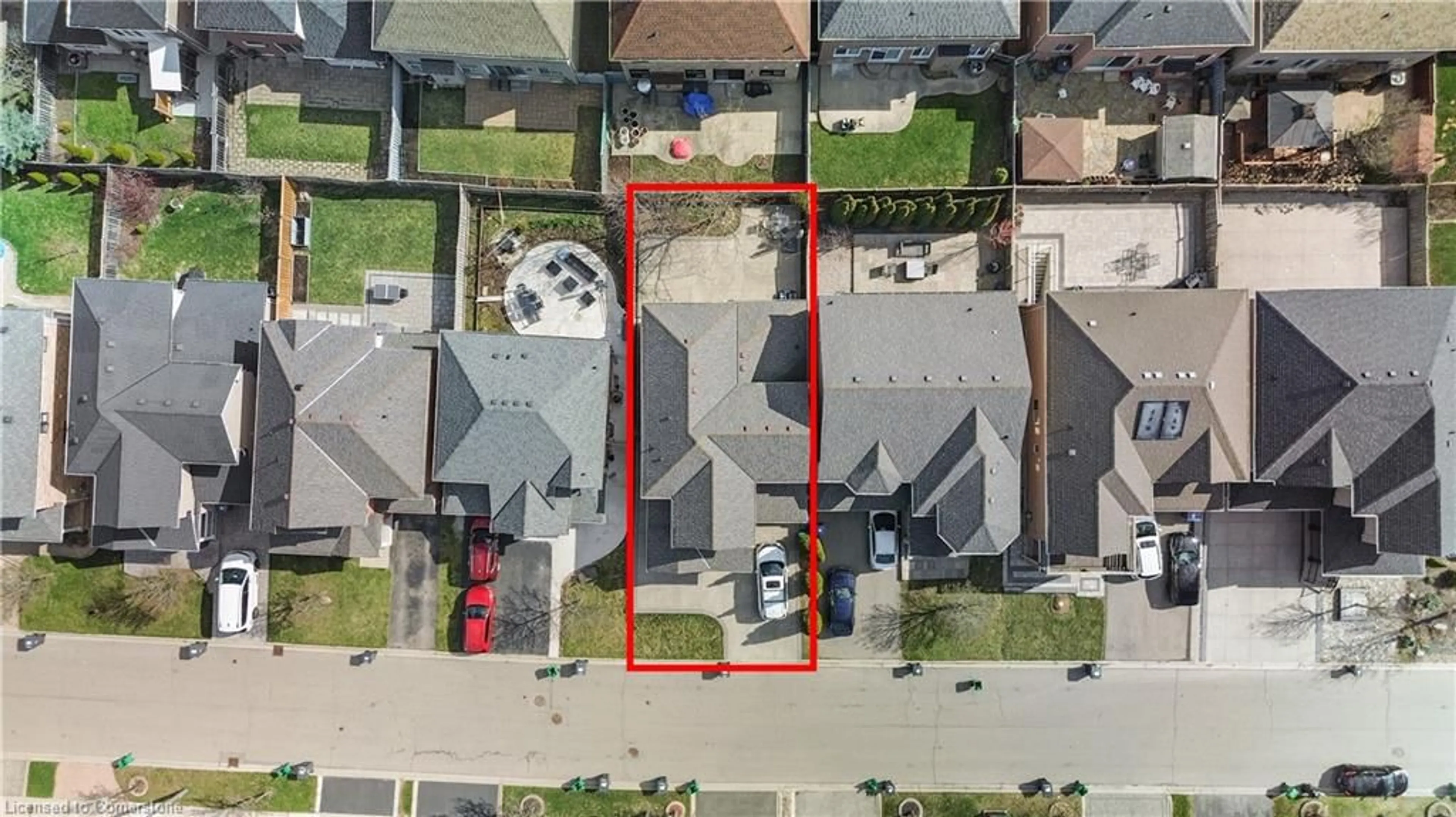 A pic from outside/outdoor area/front of a property/back of a property/a pic from drone, street for 5737 Macphee Rd, Mississauga Ontario L5M 7B2