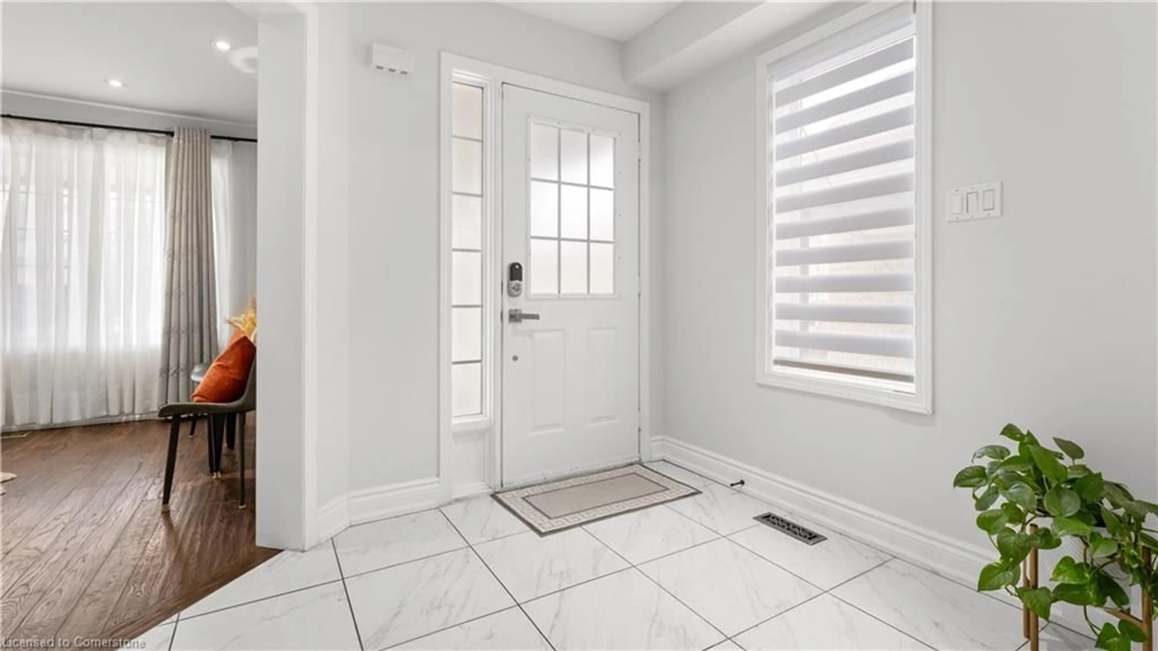 Indoor entryway for 5737 Macphee Rd, Mississauga Ontario L5M 7B2