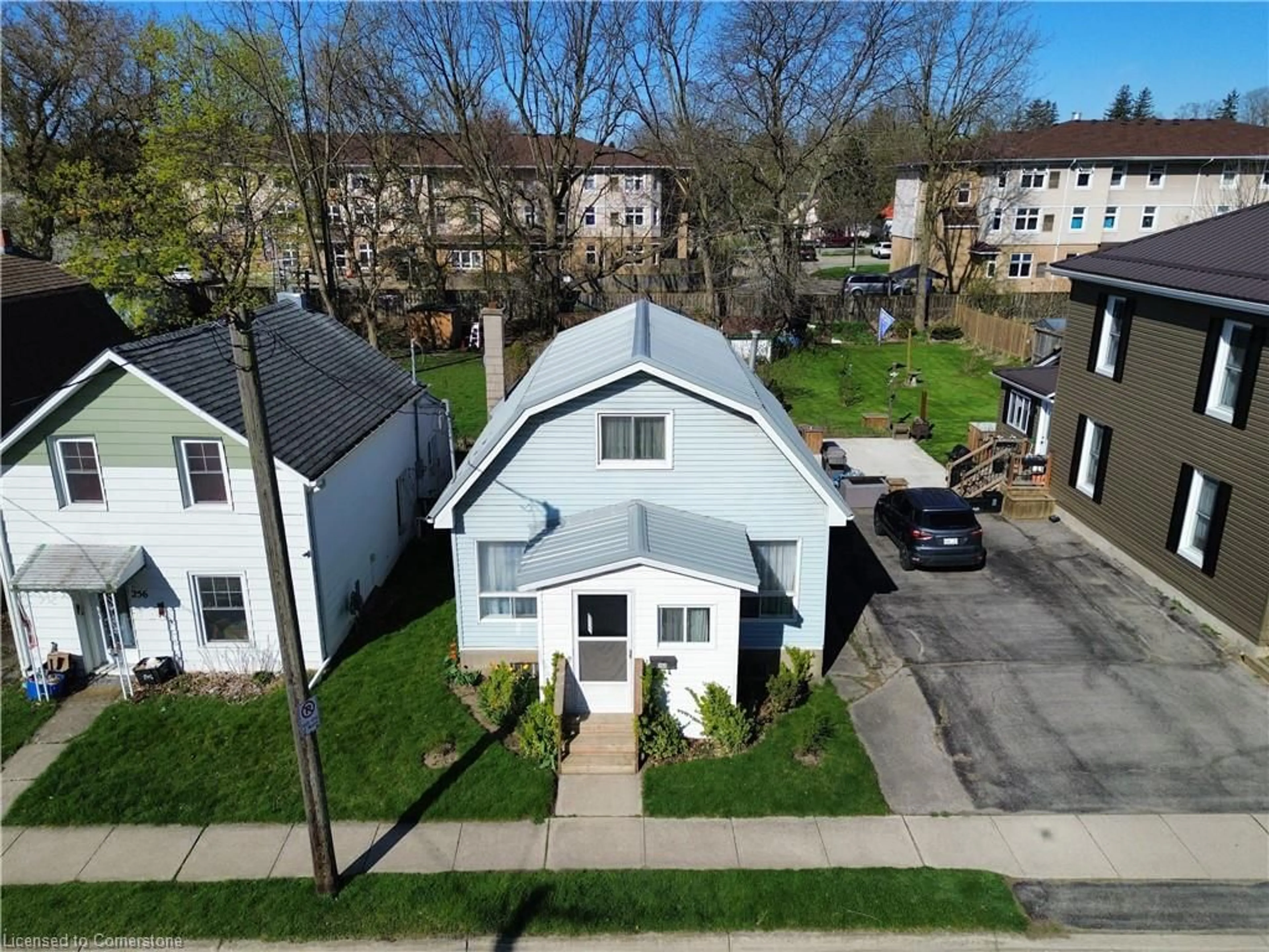 A pic from outside/outdoor area/front of a property/back of a property/a pic from drone, street for 254 Head St, Simcoe Ontario N3Y 3A9