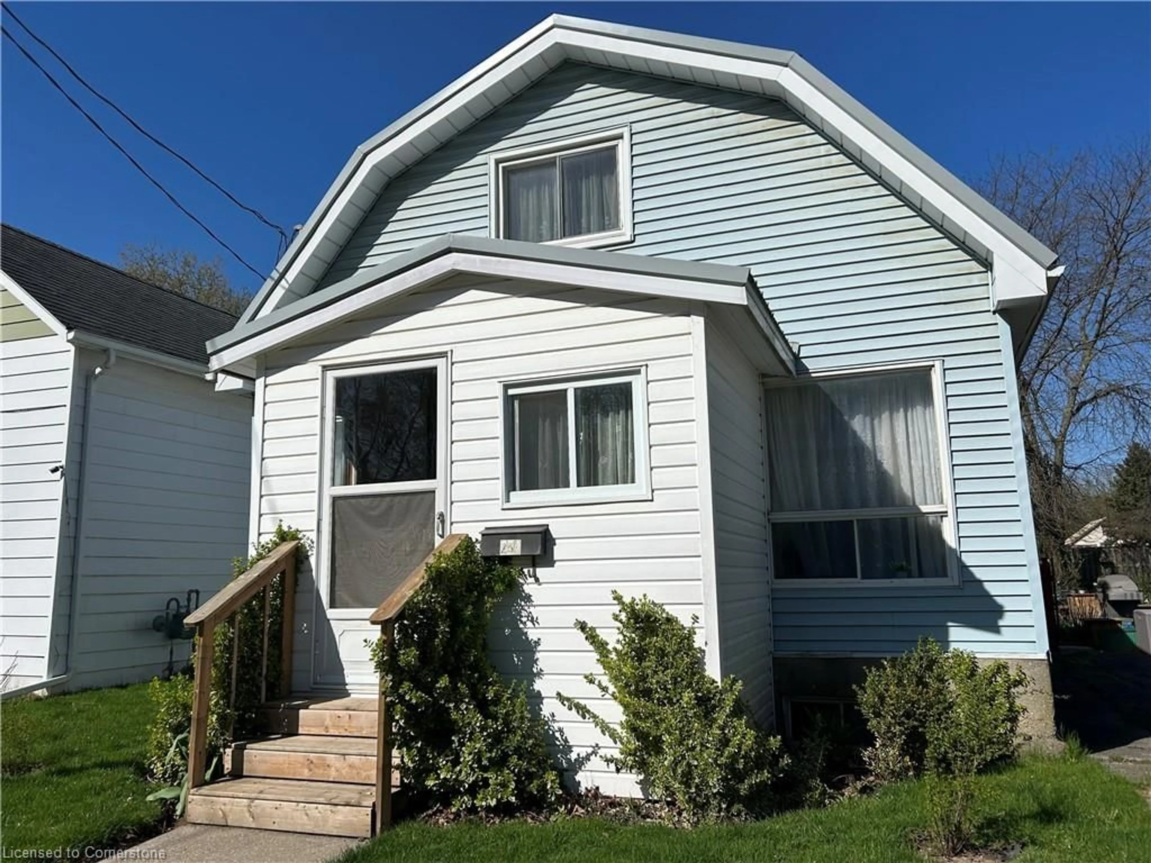 Home with vinyl exterior material, street for 254 Head St, Simcoe Ontario N3Y 3A9