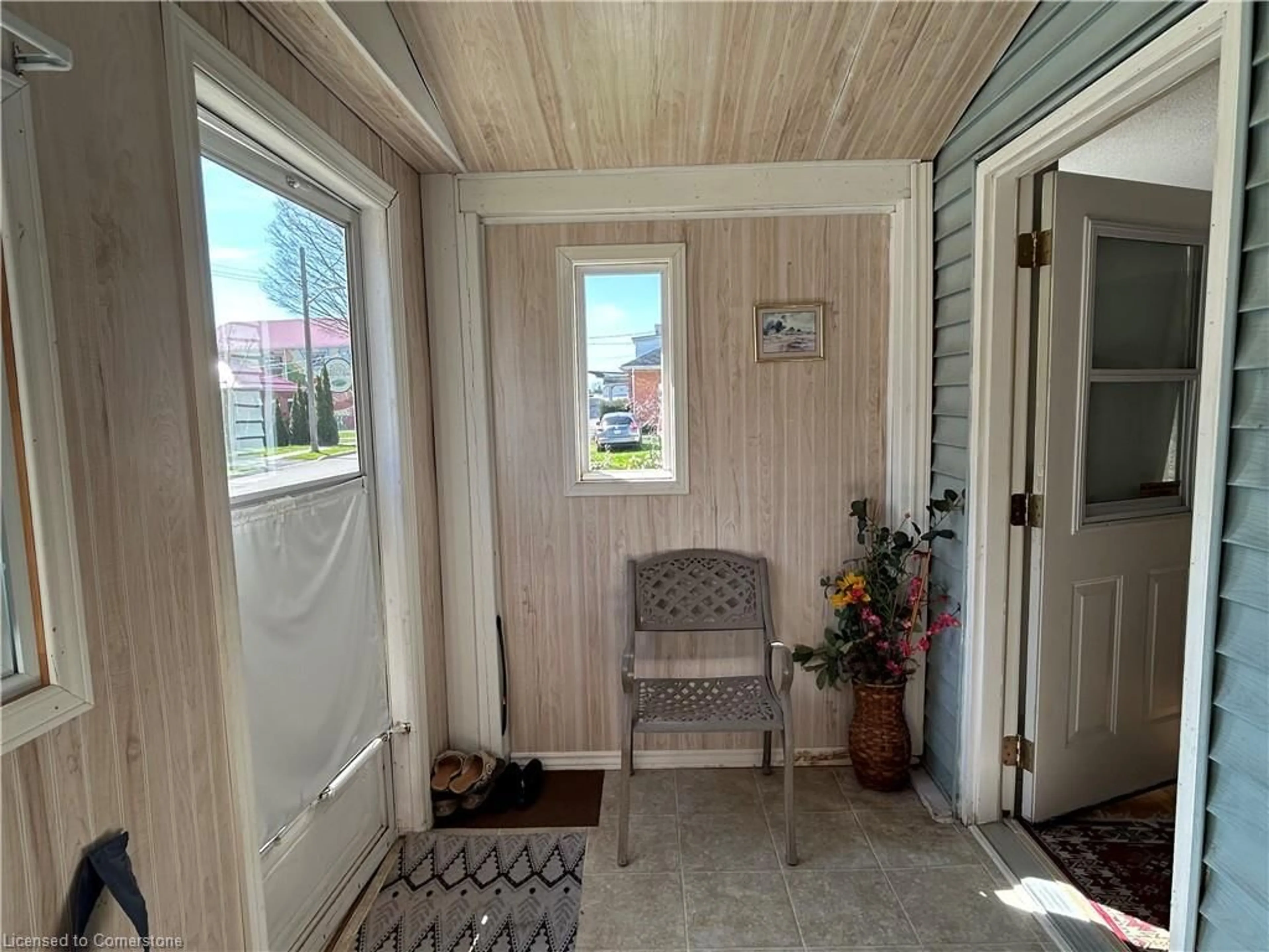 Indoor entryway for 254 Head St, Simcoe Ontario N3Y 3A9