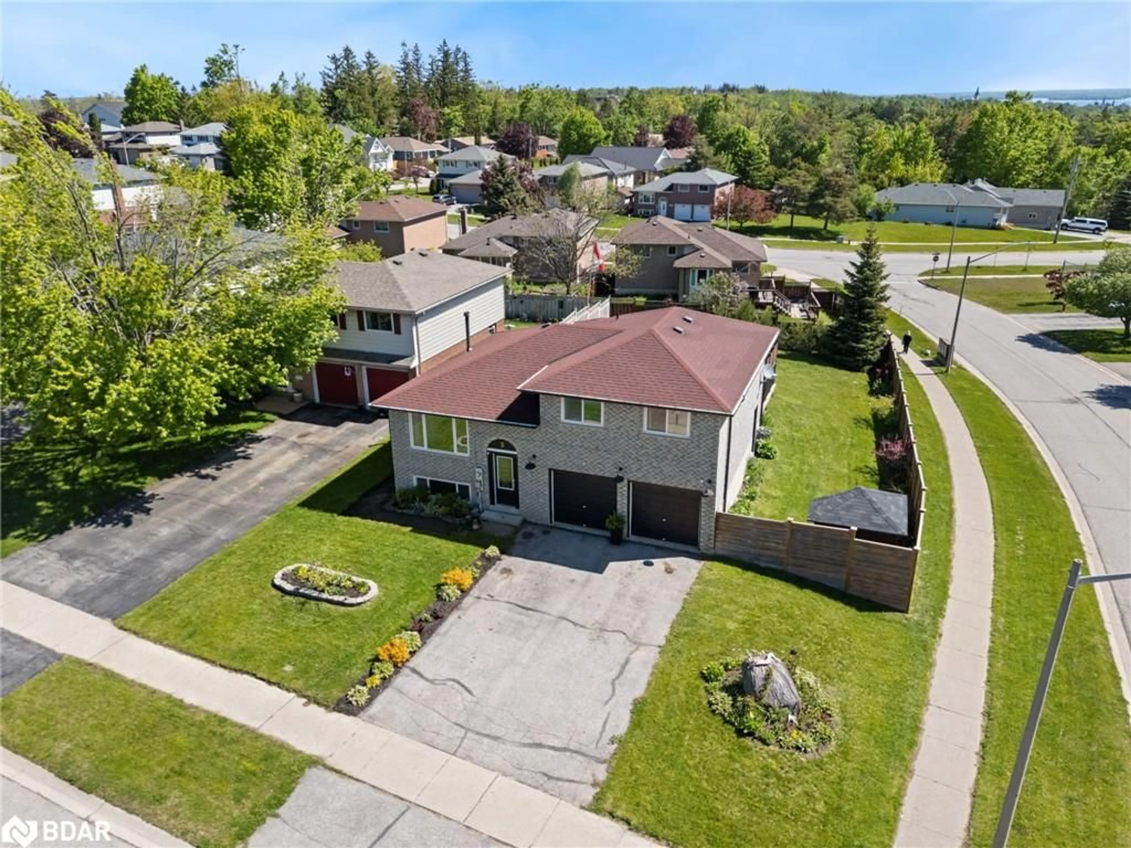 A pic from outside/outdoor area/front of a property/back of a property/a pic from drone, street for 2 Chestnut Pl, Orillia Ontario L3V 7N9