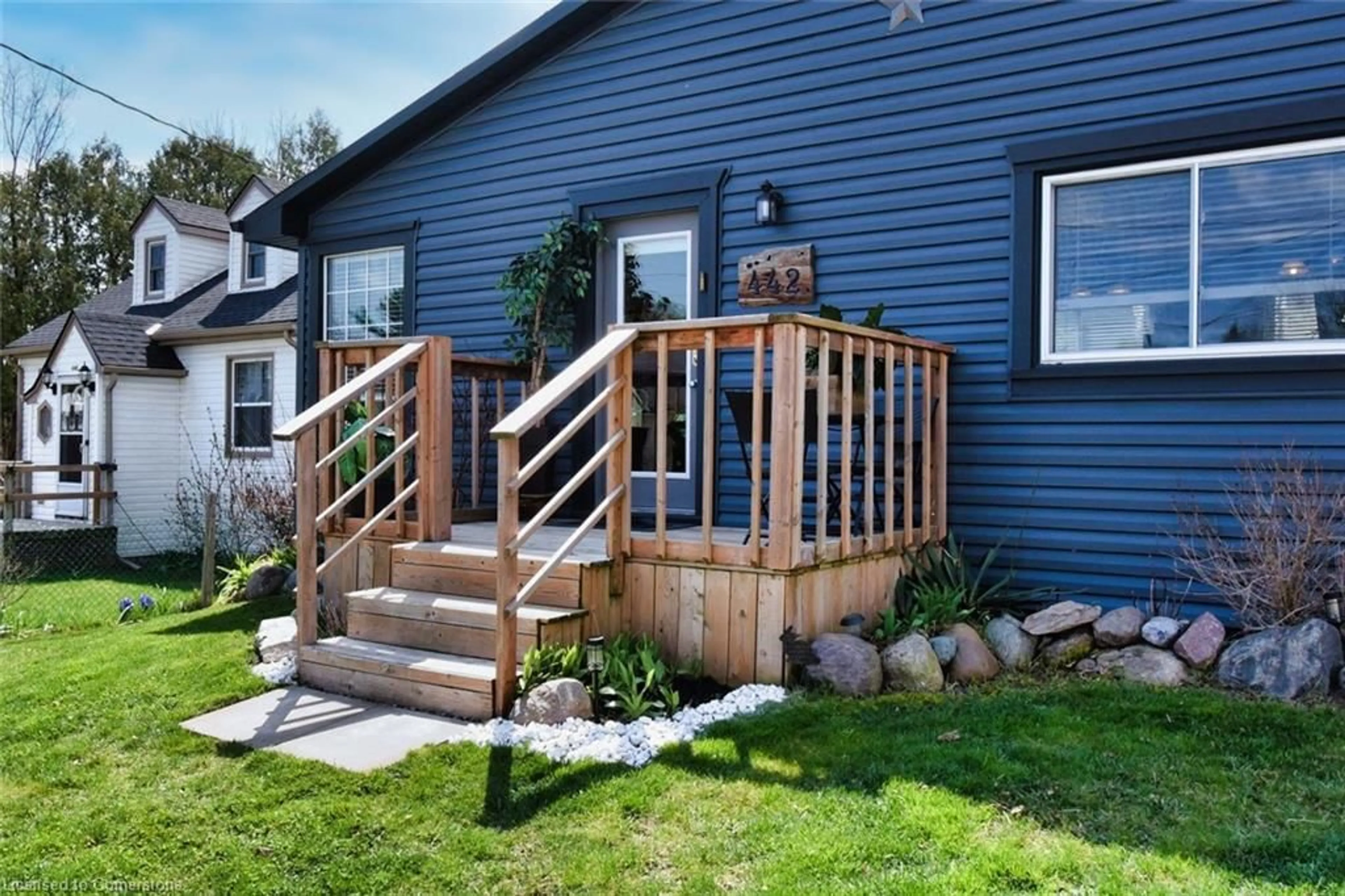 Patio, street for 442 East St, Delhi Ontario N4B 1L8