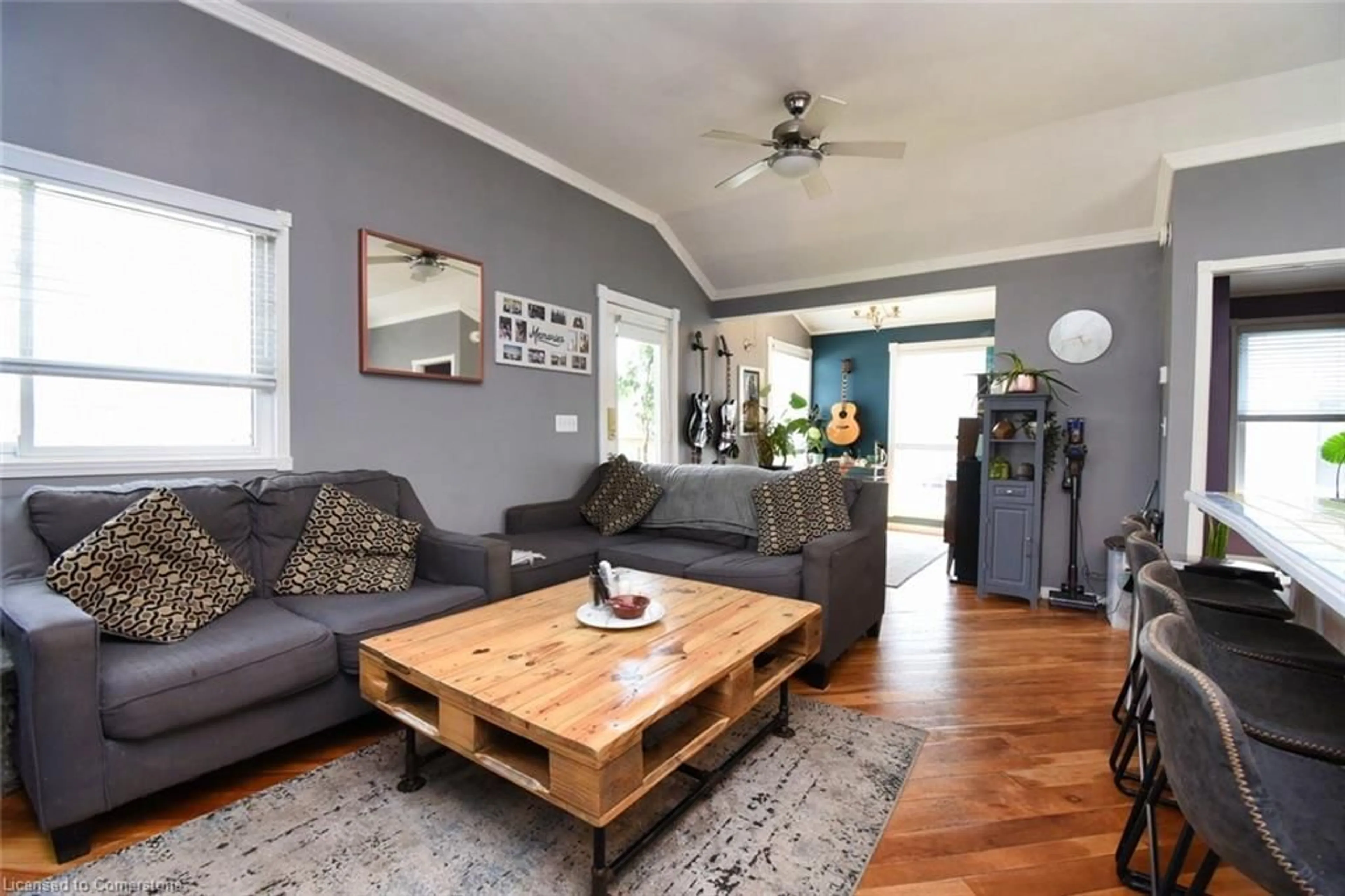 Living room with furniture, wood/laminate floor for 442 East St, Delhi Ontario N4B 1L8