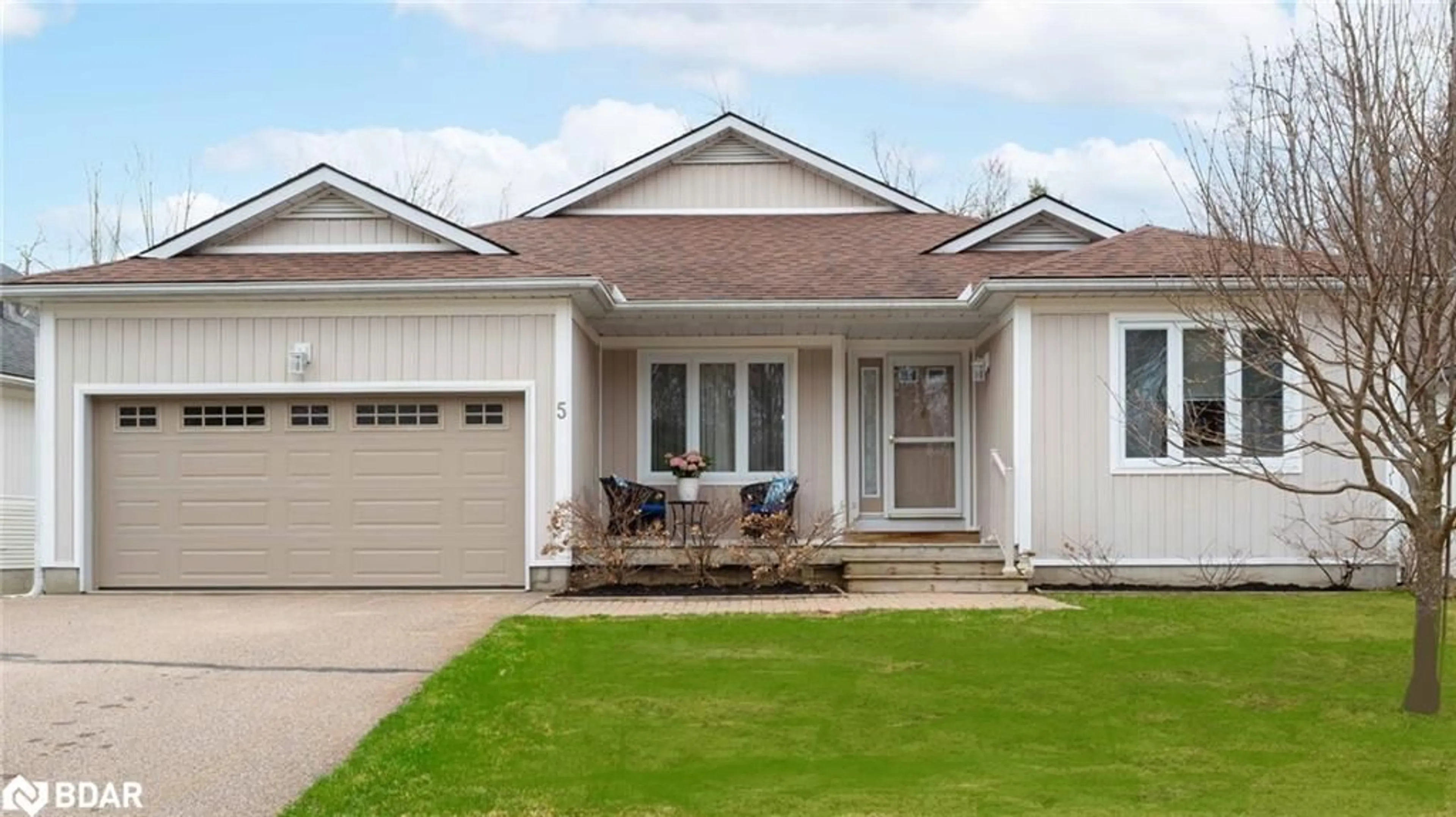 Home with vinyl exterior material, street for 5 Springwood Cres, Gravenhurst Ontario P1P 1Z1