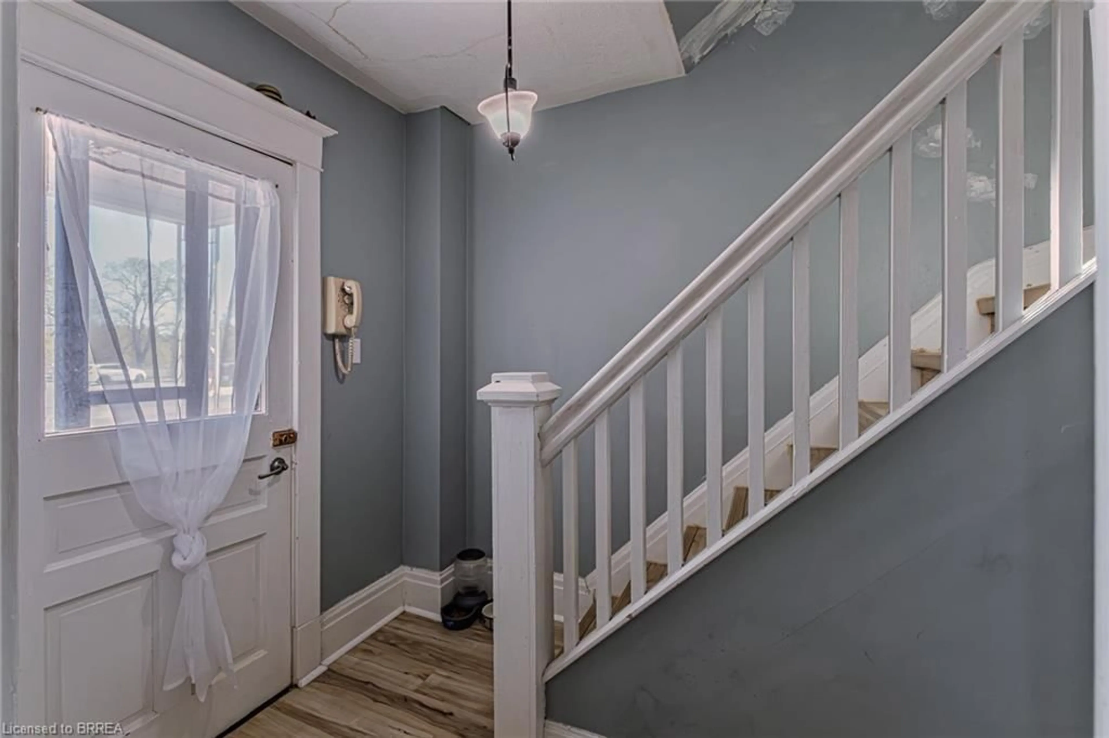 Indoor entryway for 308 Dundas St, Cambridge Ontario N1R 5P7