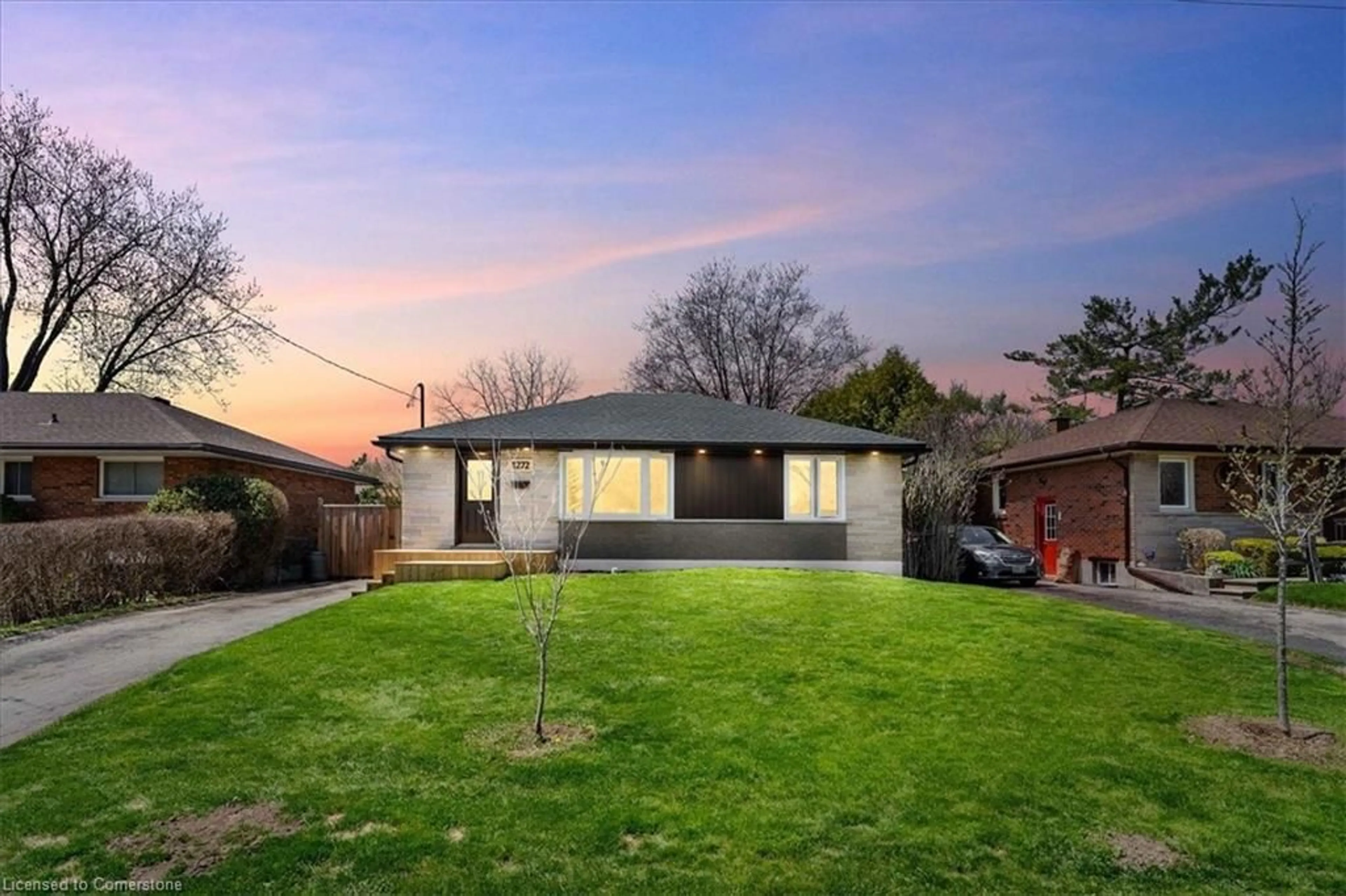 A pic from outside/outdoor area/front of a property/back of a property/a pic from drone, street for 1272 De Quincy Cres, Burlington Ontario L7P 1E4