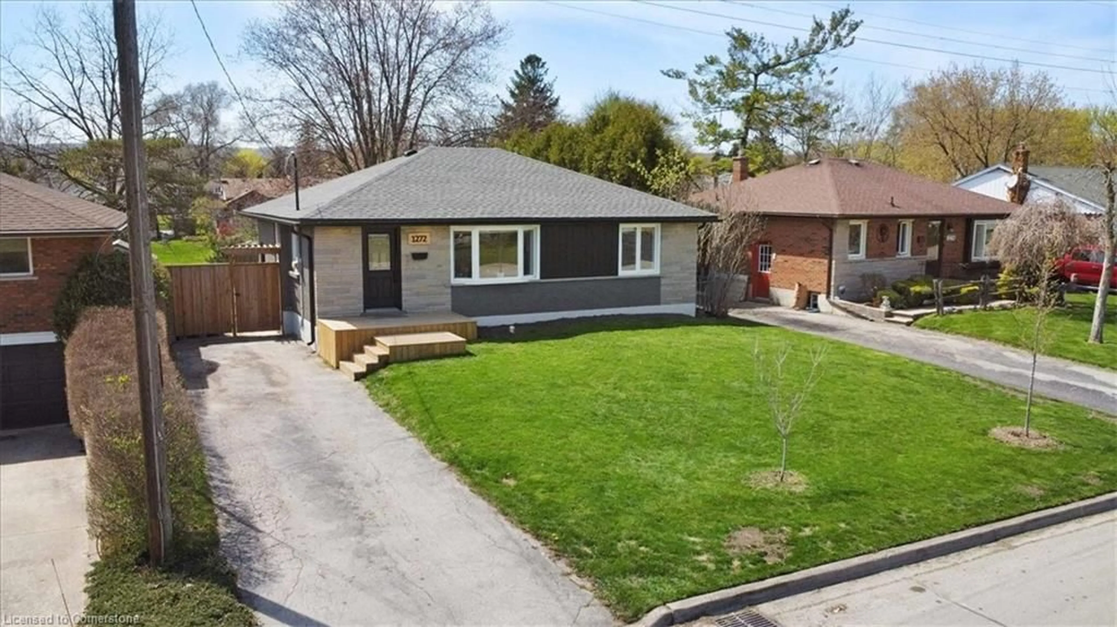 A pic from outside/outdoor area/front of a property/back of a property/a pic from drone, street for 1272 De Quincy Cres, Burlington Ontario L7P 1E4
