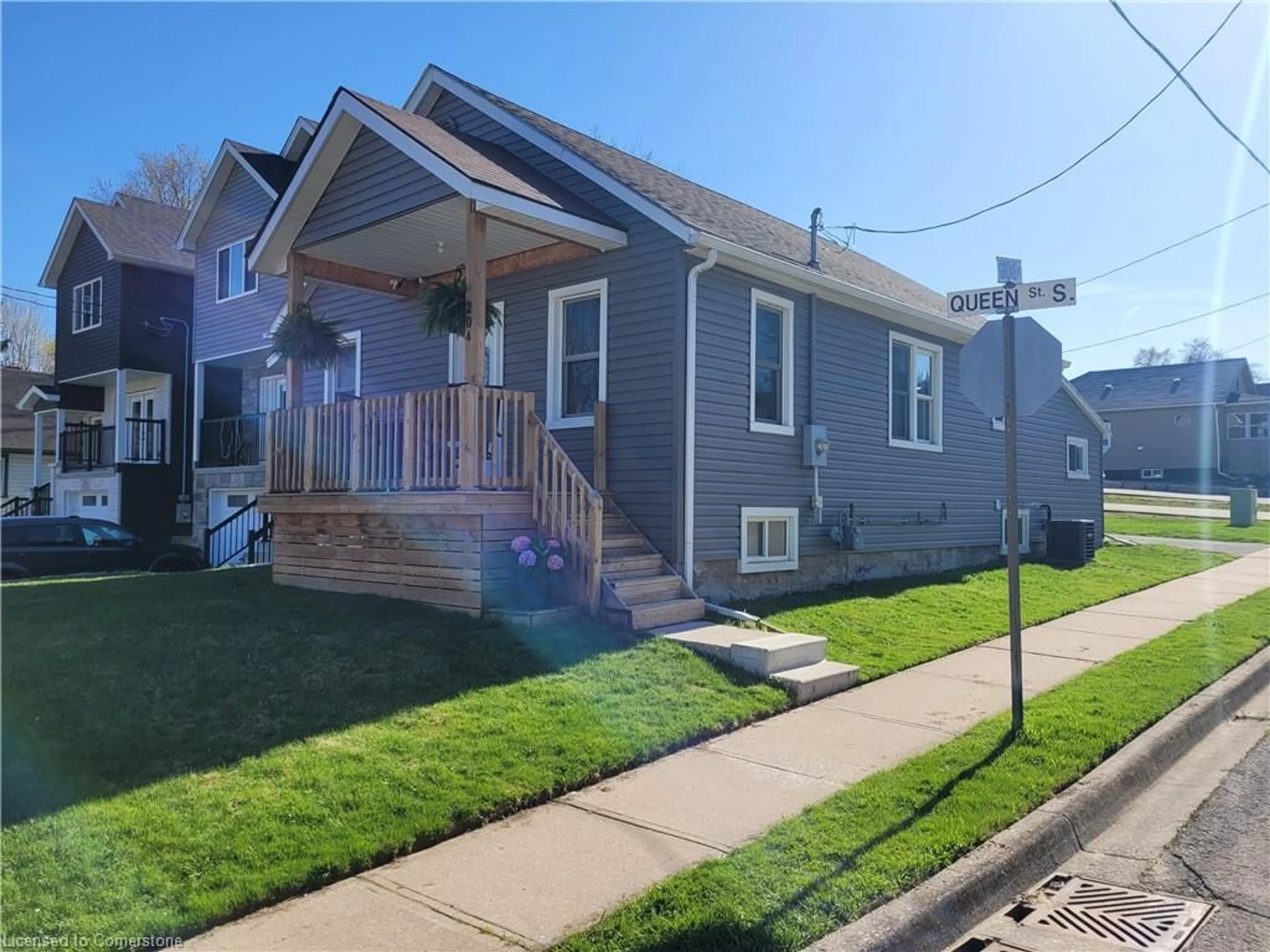 Home with vinyl exterior material, street for 204 Queen St, Simcoe Ontario N3Y 3C8