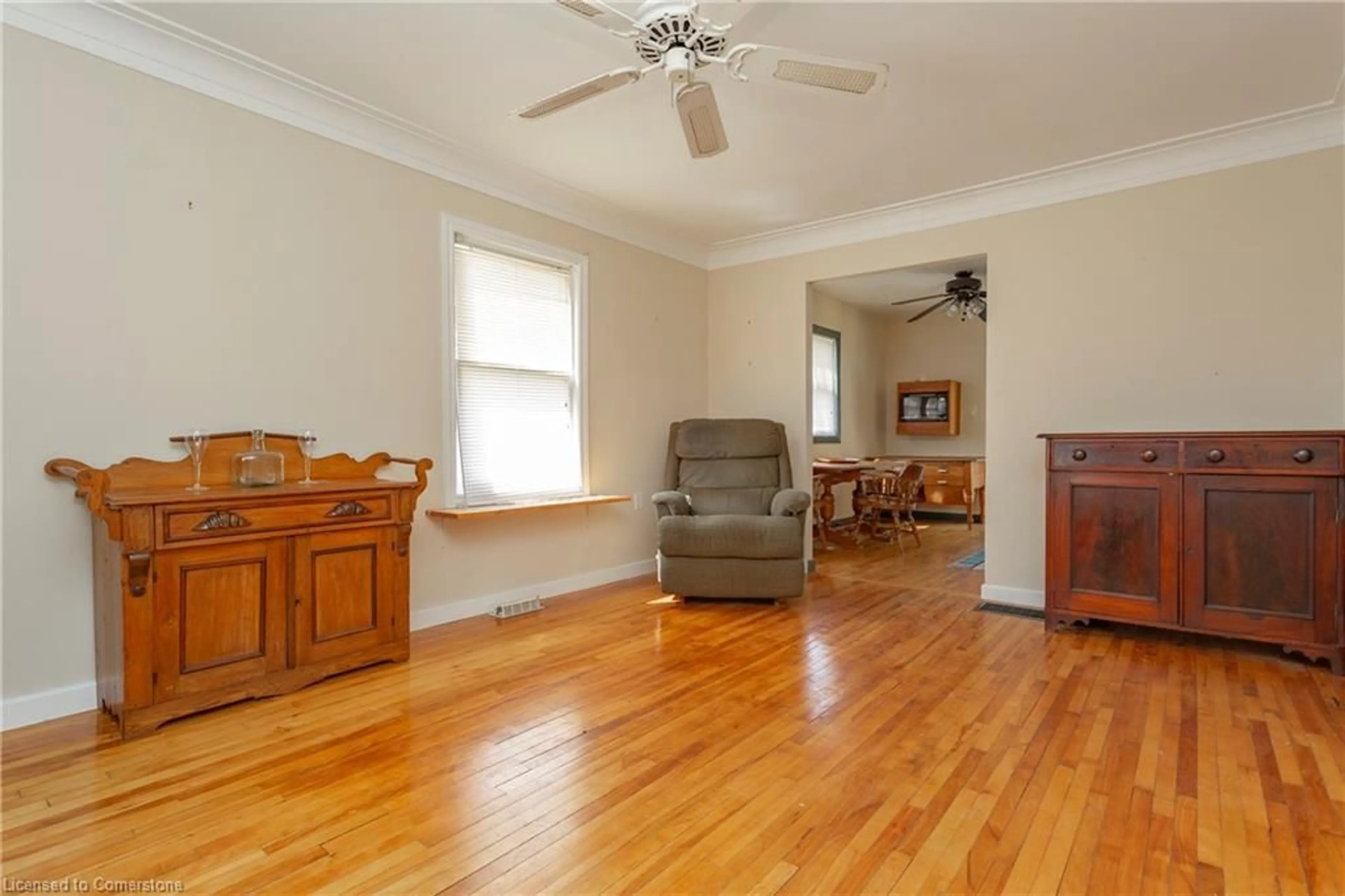 Living room with furniture, wood/laminate floor for 56 East 31st St, Hamilton Ontario L8V 3N7
