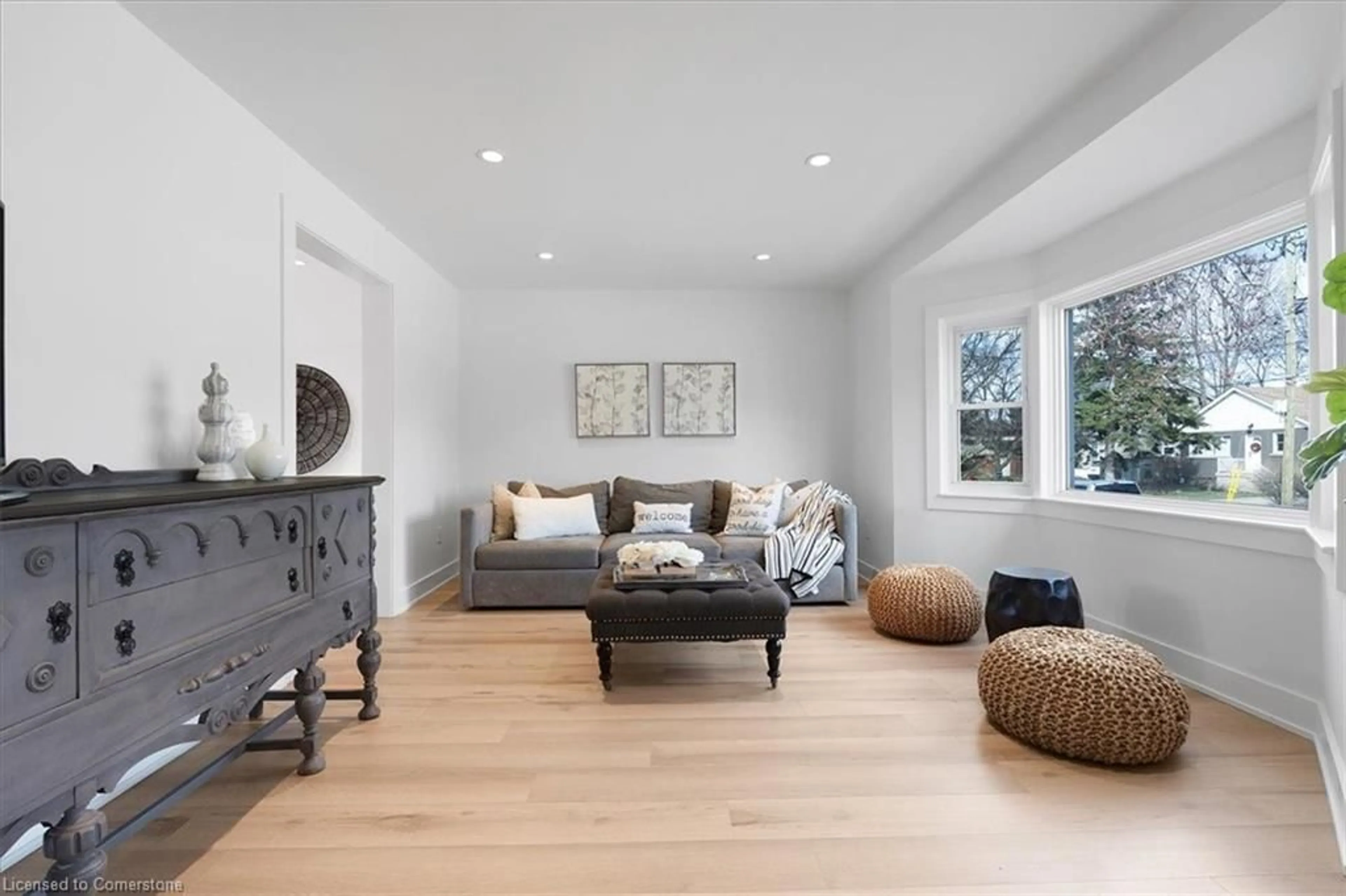Living room with furniture, wood/laminate floor for 94 West 32nd St, Hamilton Ontario L9C 5G9