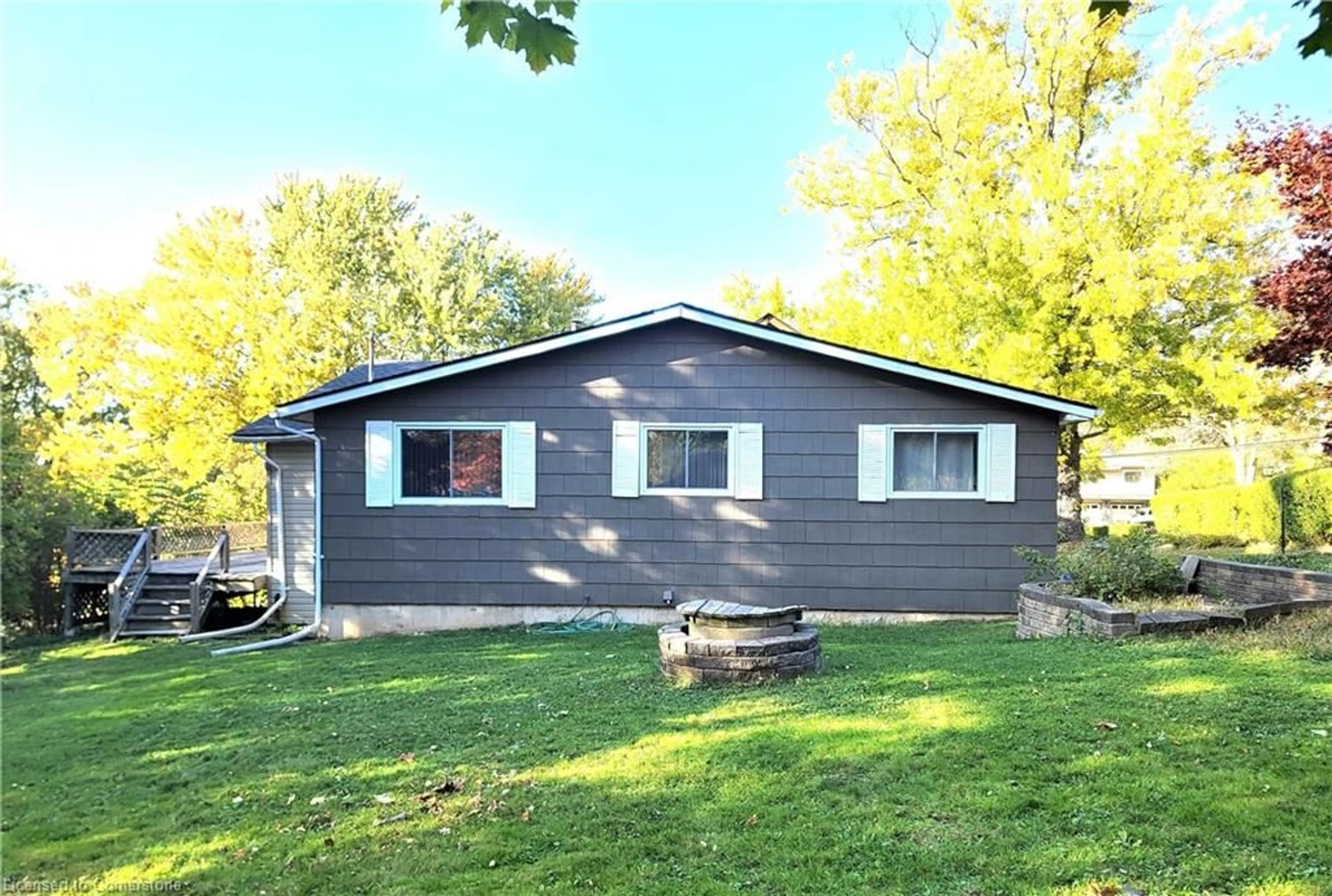 Home with vinyl exterior material, unknown for 111 Riverbank Dr, Cambridge Ontario N3H 4R6