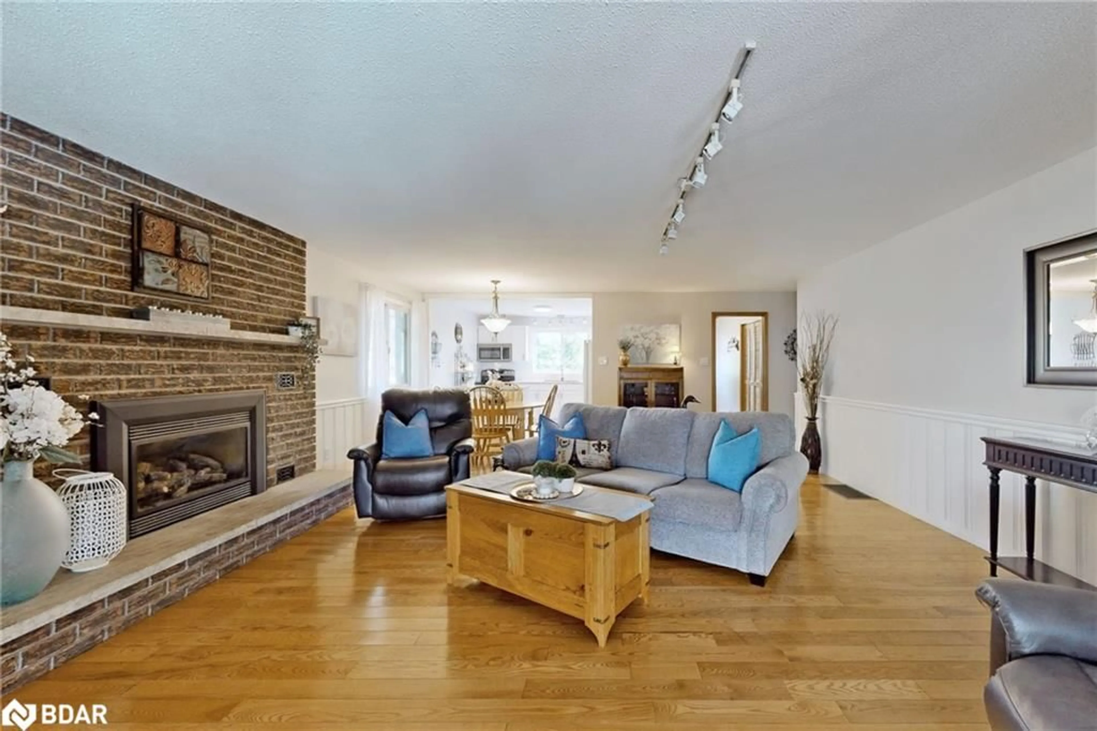 Living room with furniture, wood/laminate floor for 121 Queen Street St, Fenelon Falls Ontario K0M 1N0