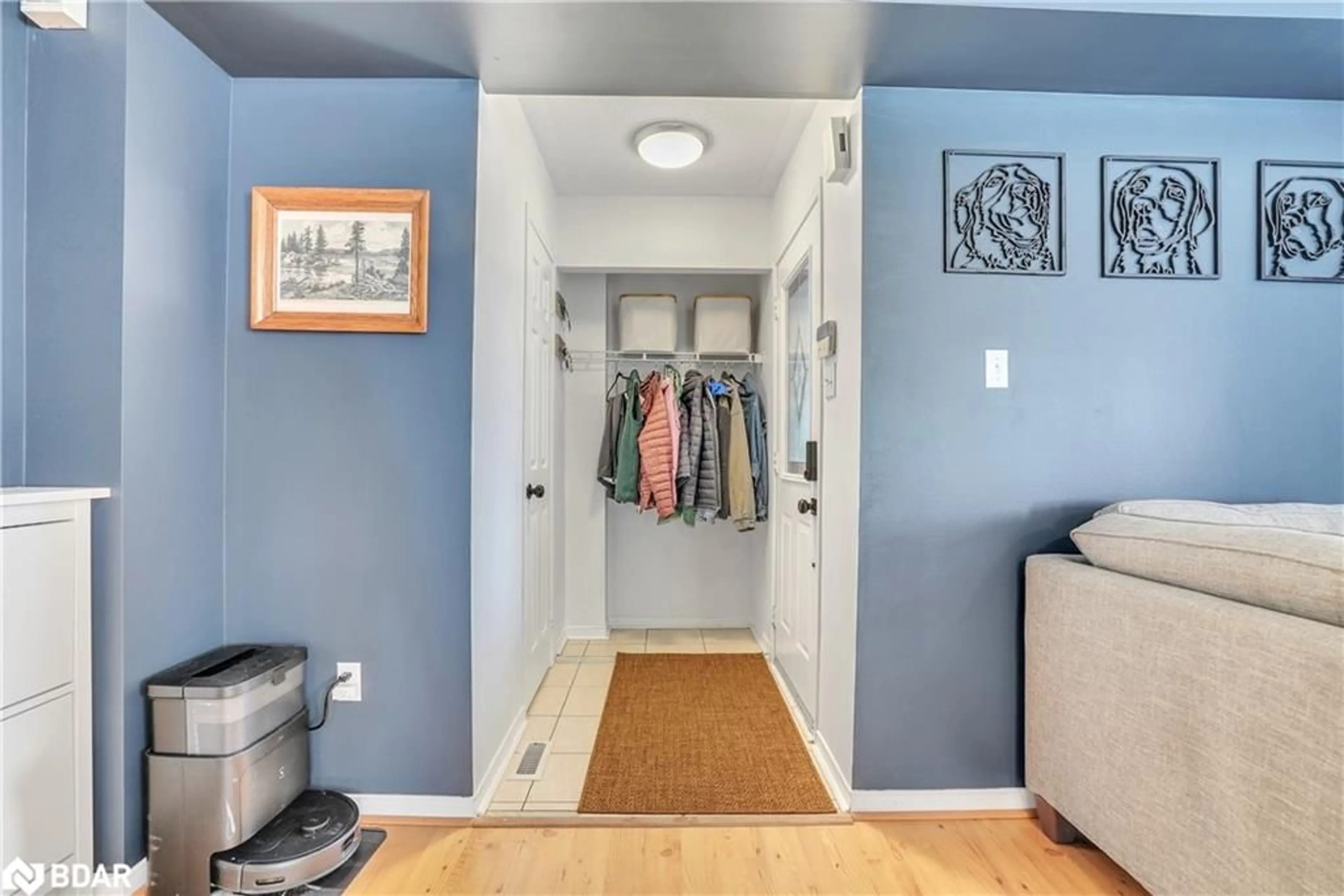 Indoor entryway for 26 Drake Dr, Barrie Ontario L4N 8W3