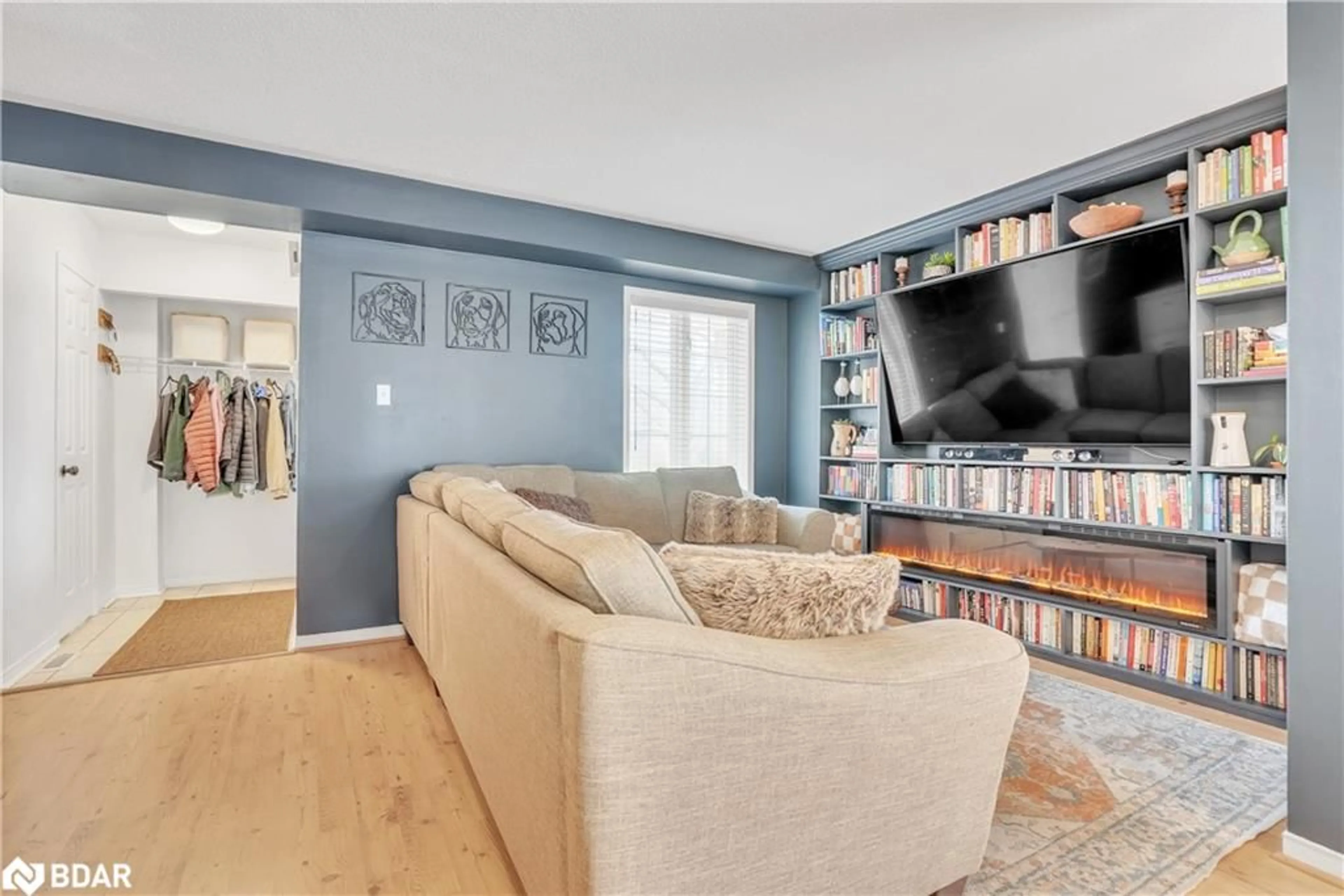 Living room with furniture, unknown for 26 Drake Dr, Barrie Ontario L4N 8W3