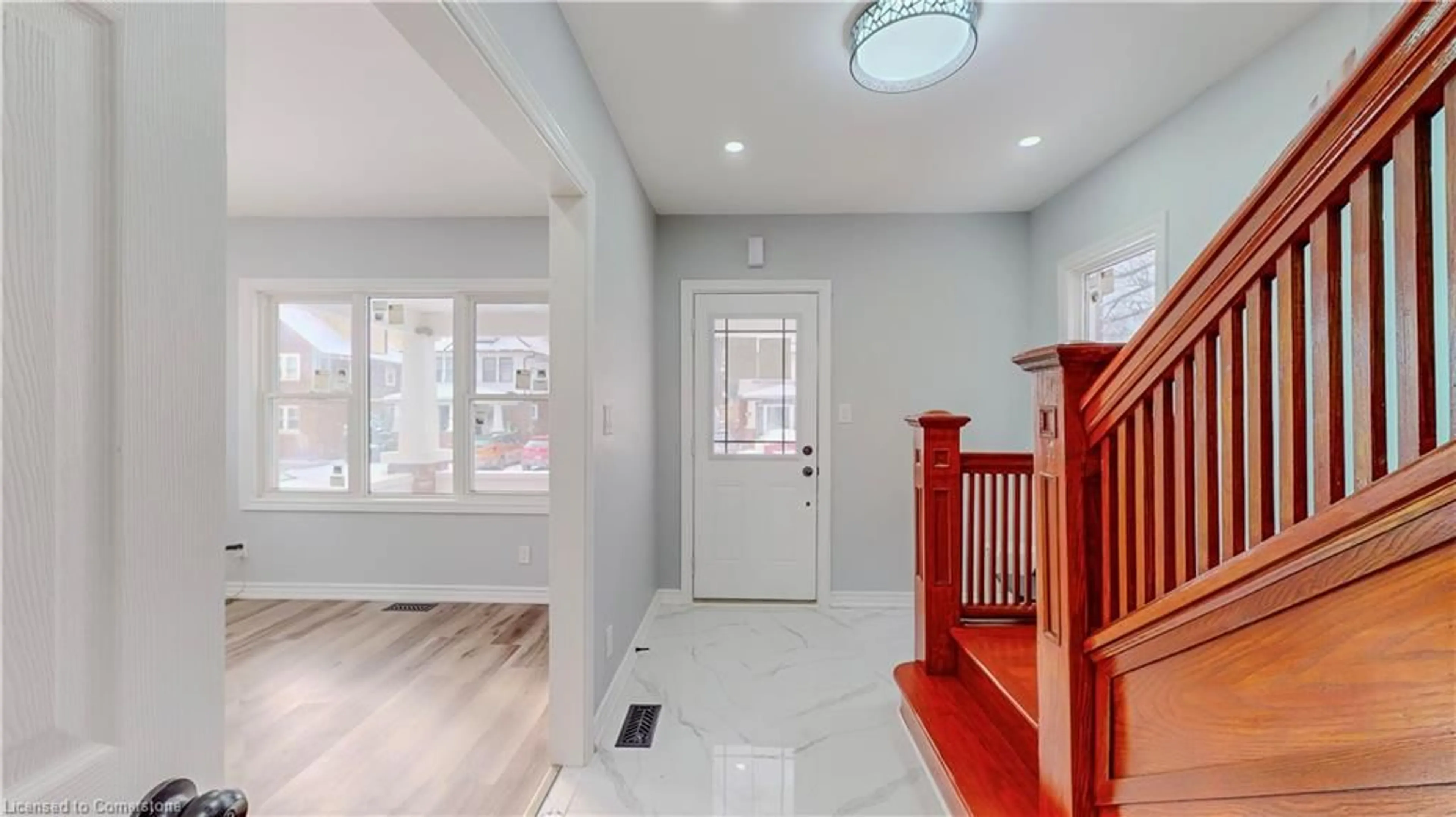 Indoor entryway for 4357 Seneca St, Niagara Falls Ontario L2E 1G5