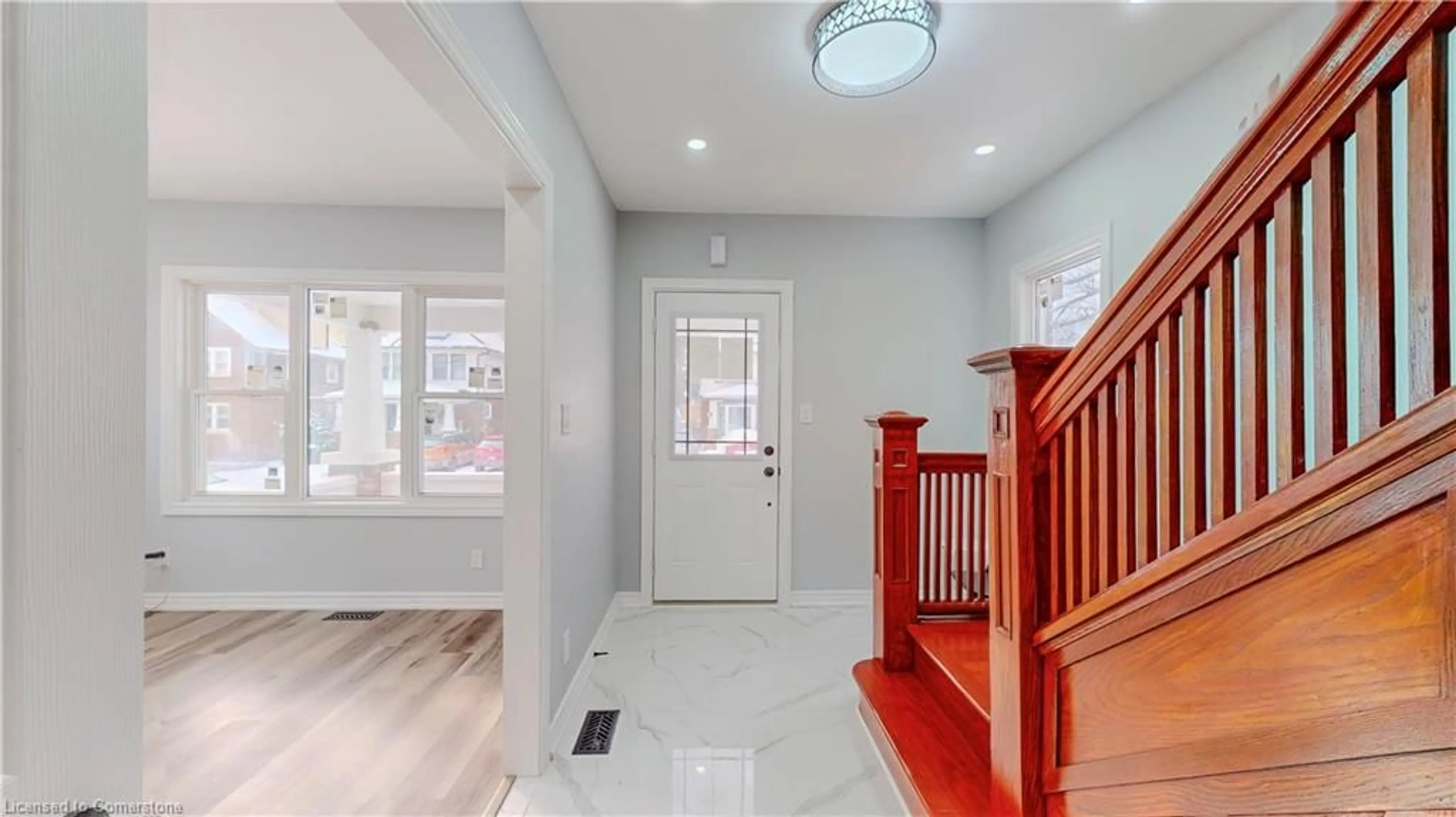 Indoor entryway for 4357 Seneca St, Niagara Falls Ontario L2E 1G5