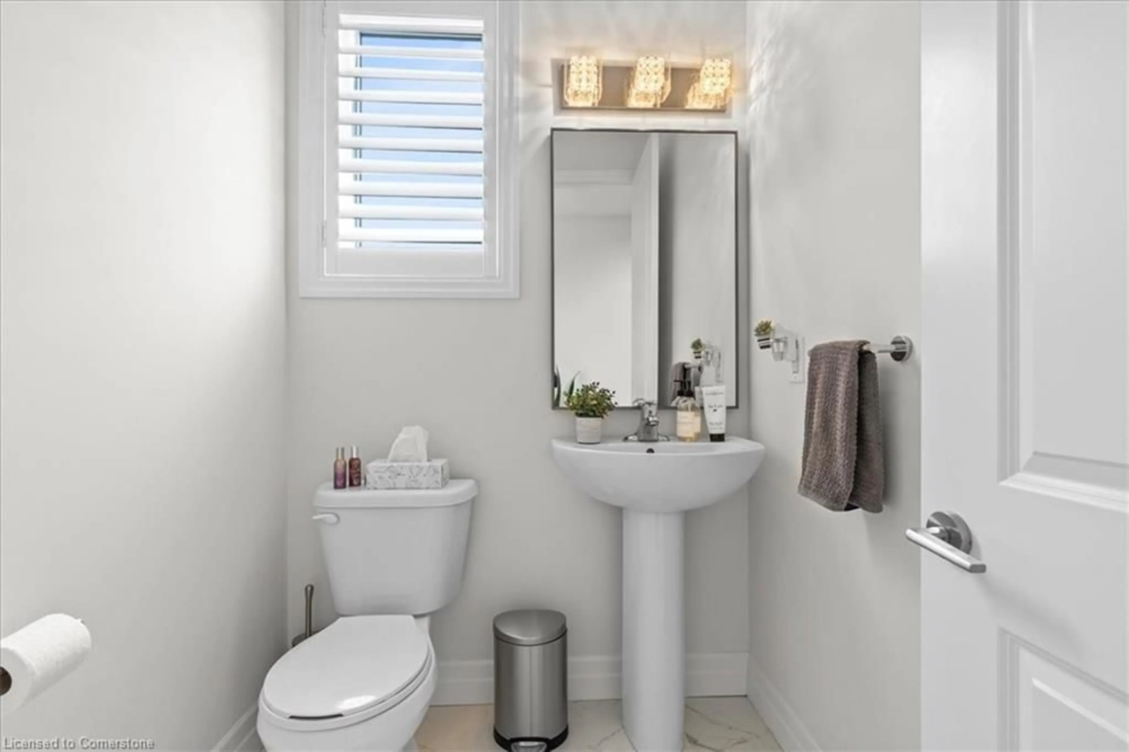 Standard bathroom, ceramic/tile floor for 26 Gourlay Farm Lane, Ayr Ontario N0B 1E0