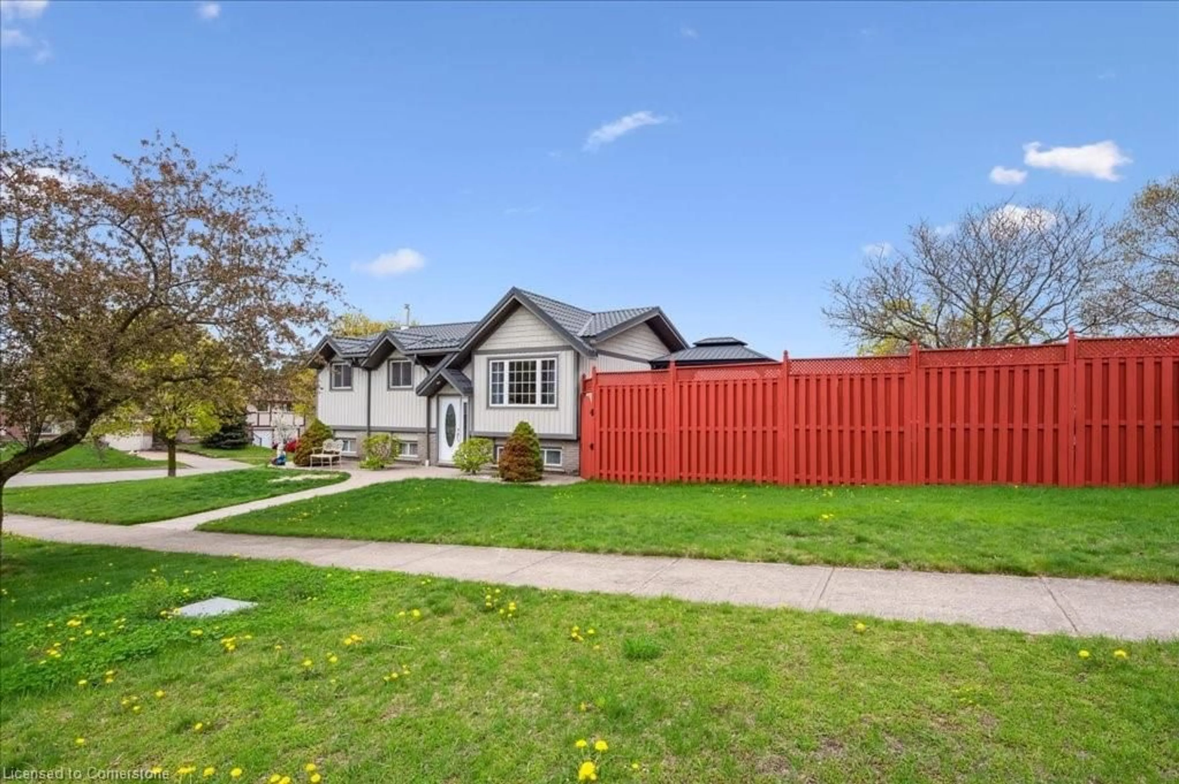 A pic from outside/outdoor area/front of a property/back of a property/a pic from drone, street for 52 Southwood Crt, Kitchener Ontario N2E 2H9