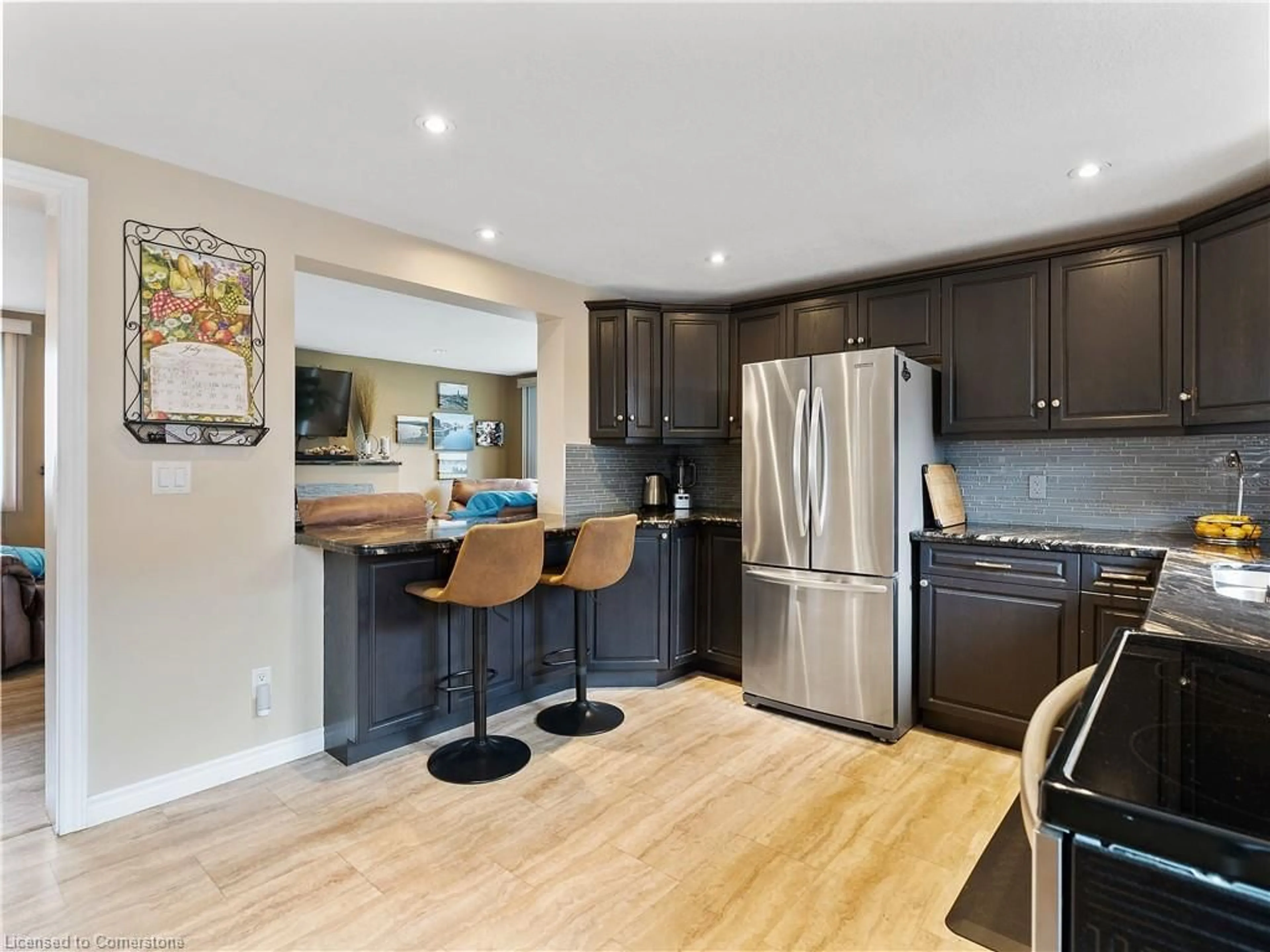 Open concept kitchen, wood/laminate floor for 20 Miller Cres, Simcoe Ontario N3Y 4R1