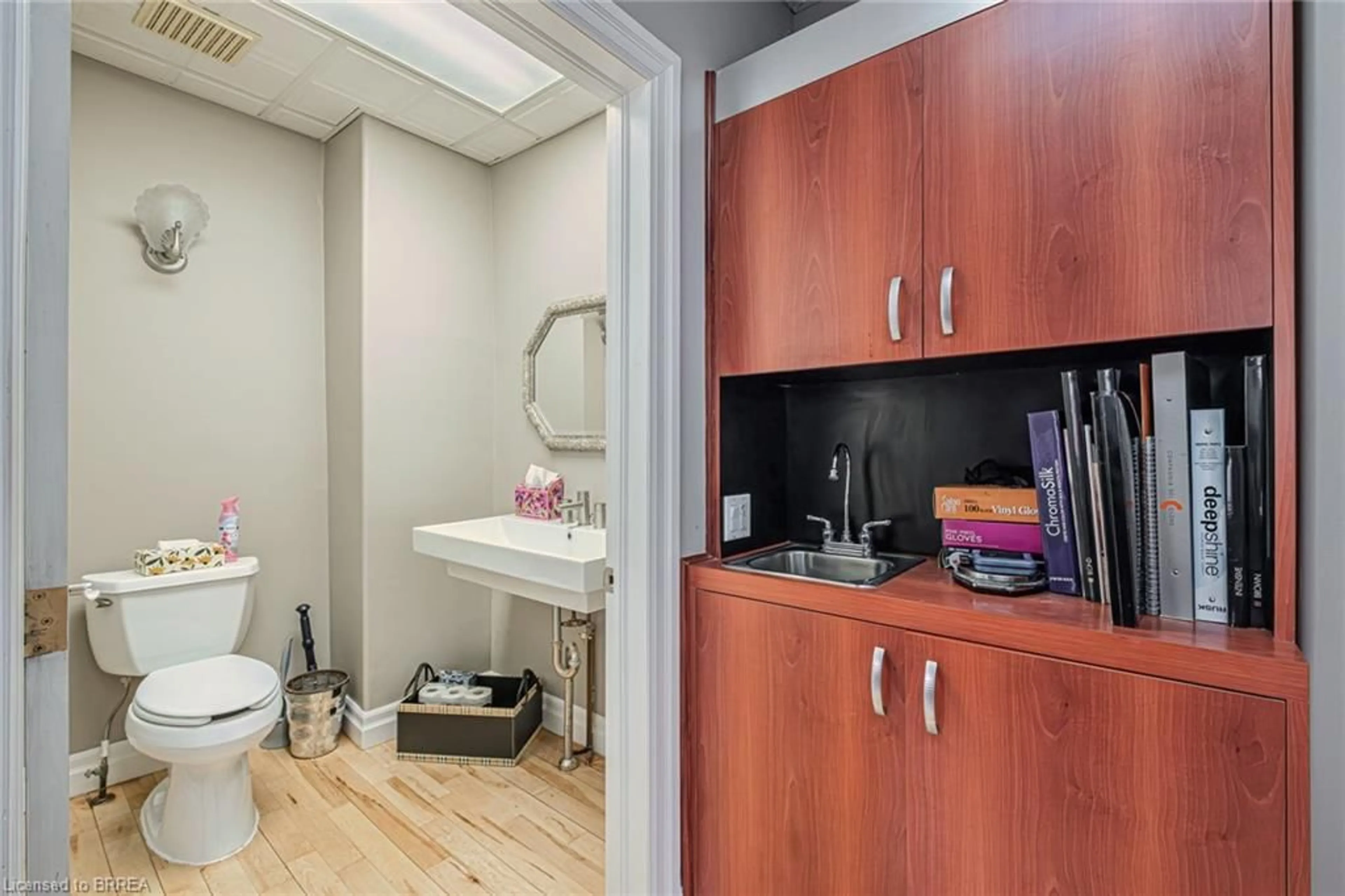 Standard bathroom, unknown for 180 Brant Ave, Brantford Ontario N3T 3H9